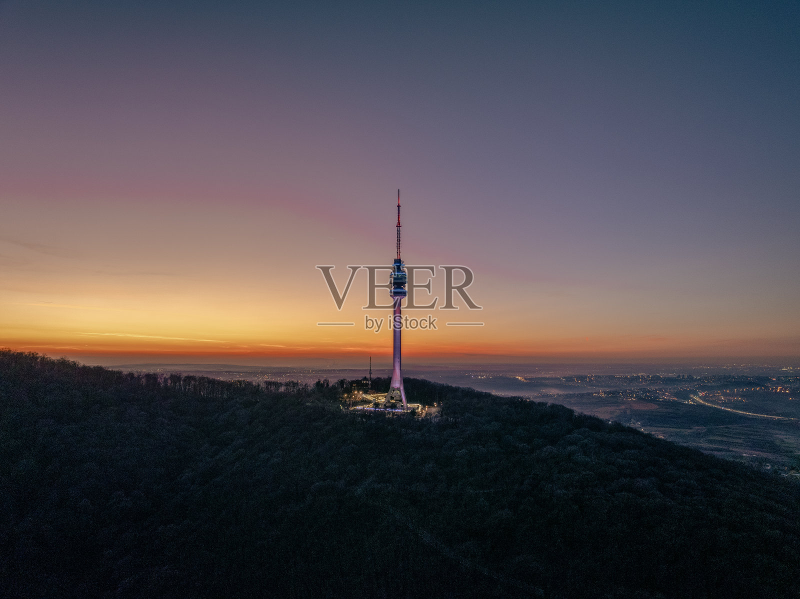 通讯塔的航拍照片，贝尔格莱德，塞尔维亚的象征照片摄影图片