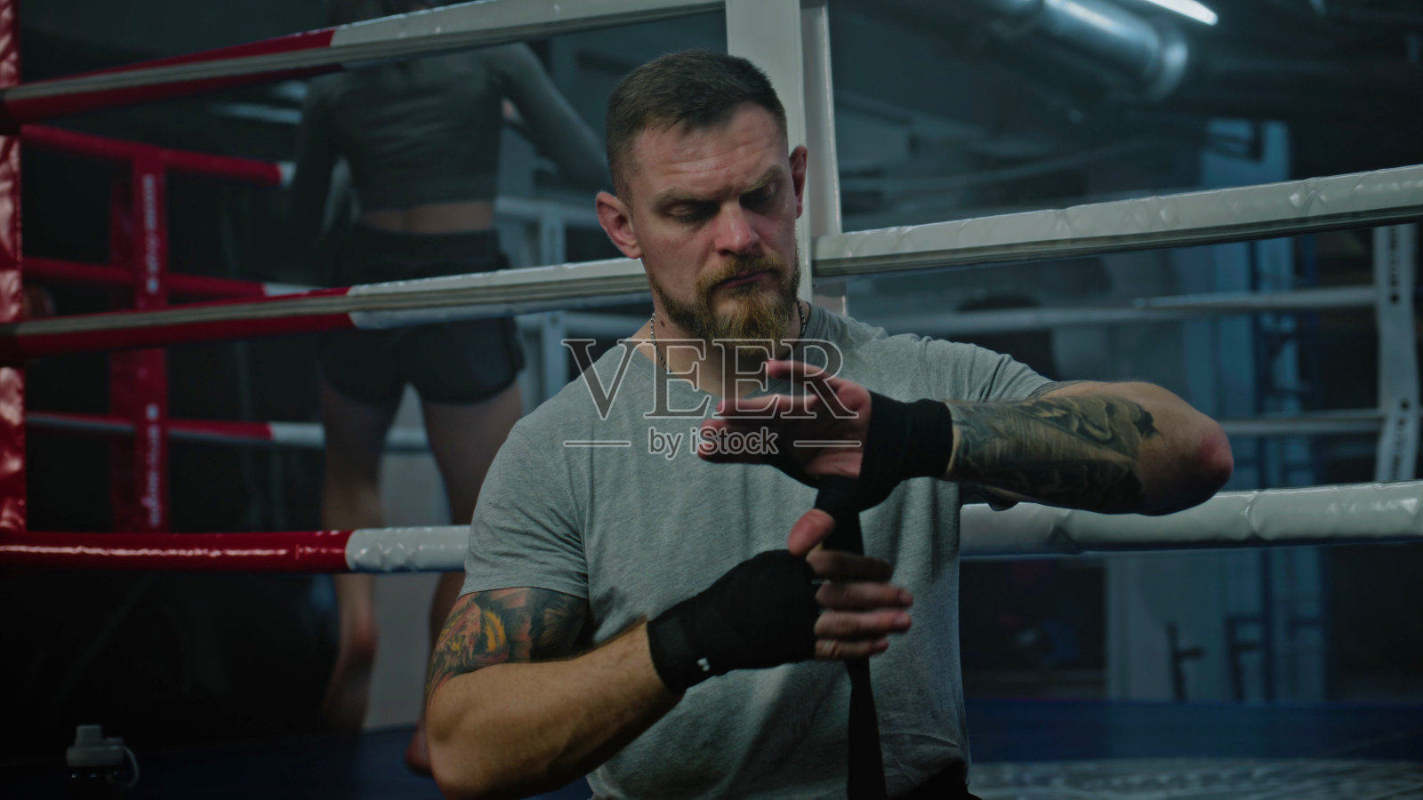 成年男子用绷带包扎双手，练习武术照片摄影图片