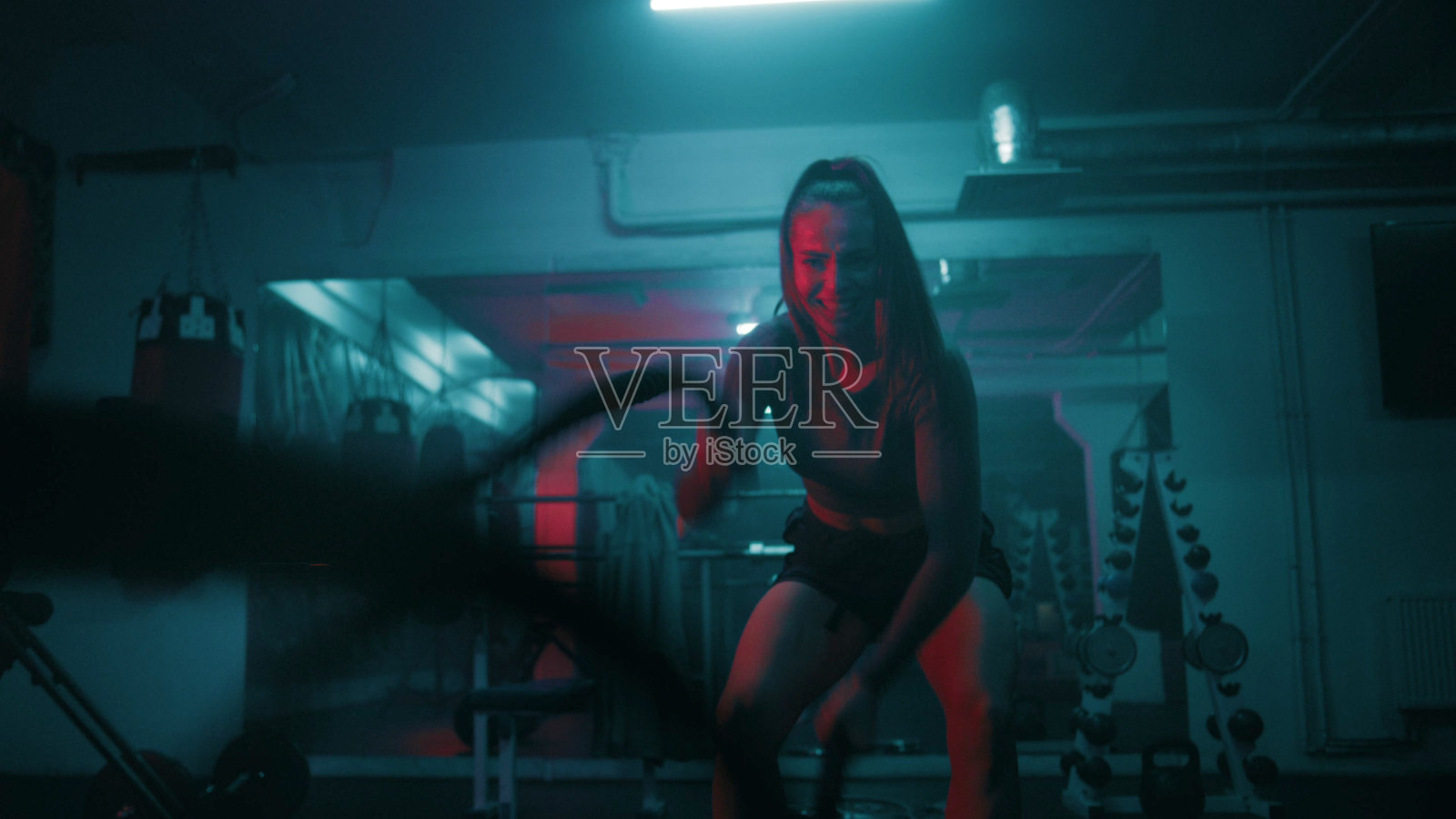 女拳击手用绳子做有氧运动或耐力训练照片摄影图片