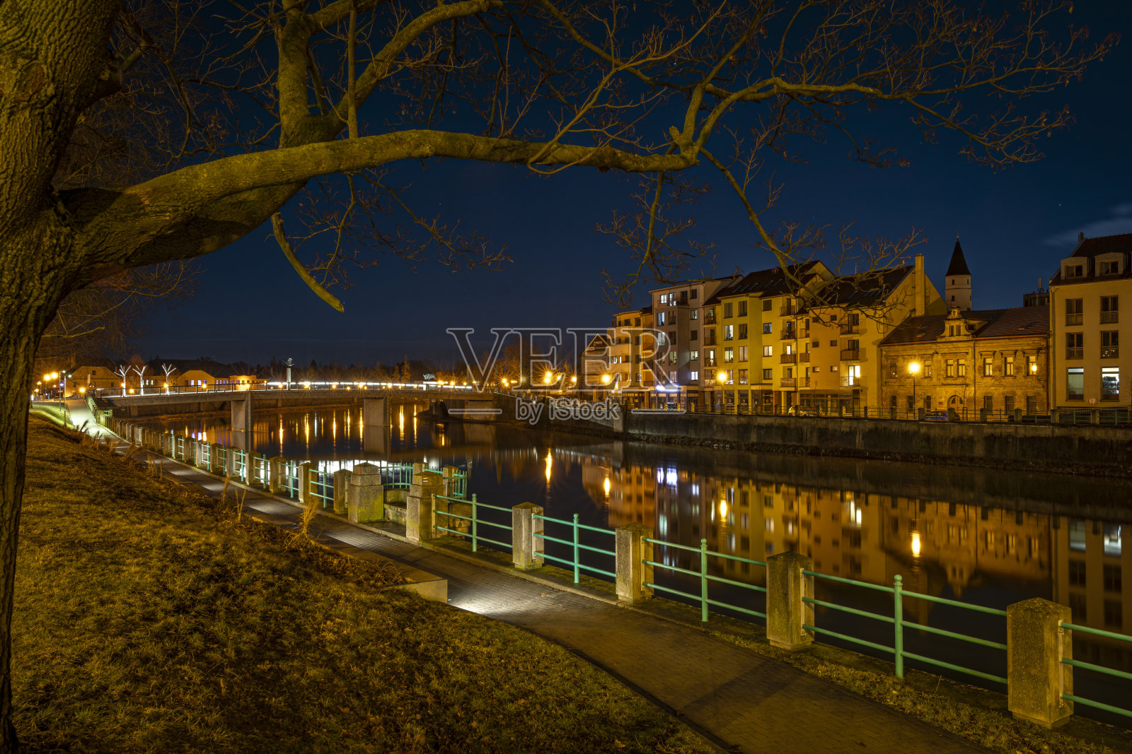 贝赫瓦河在冬季无雪的夜晚在普雷夫夫cz01 24 2024照片摄影图片