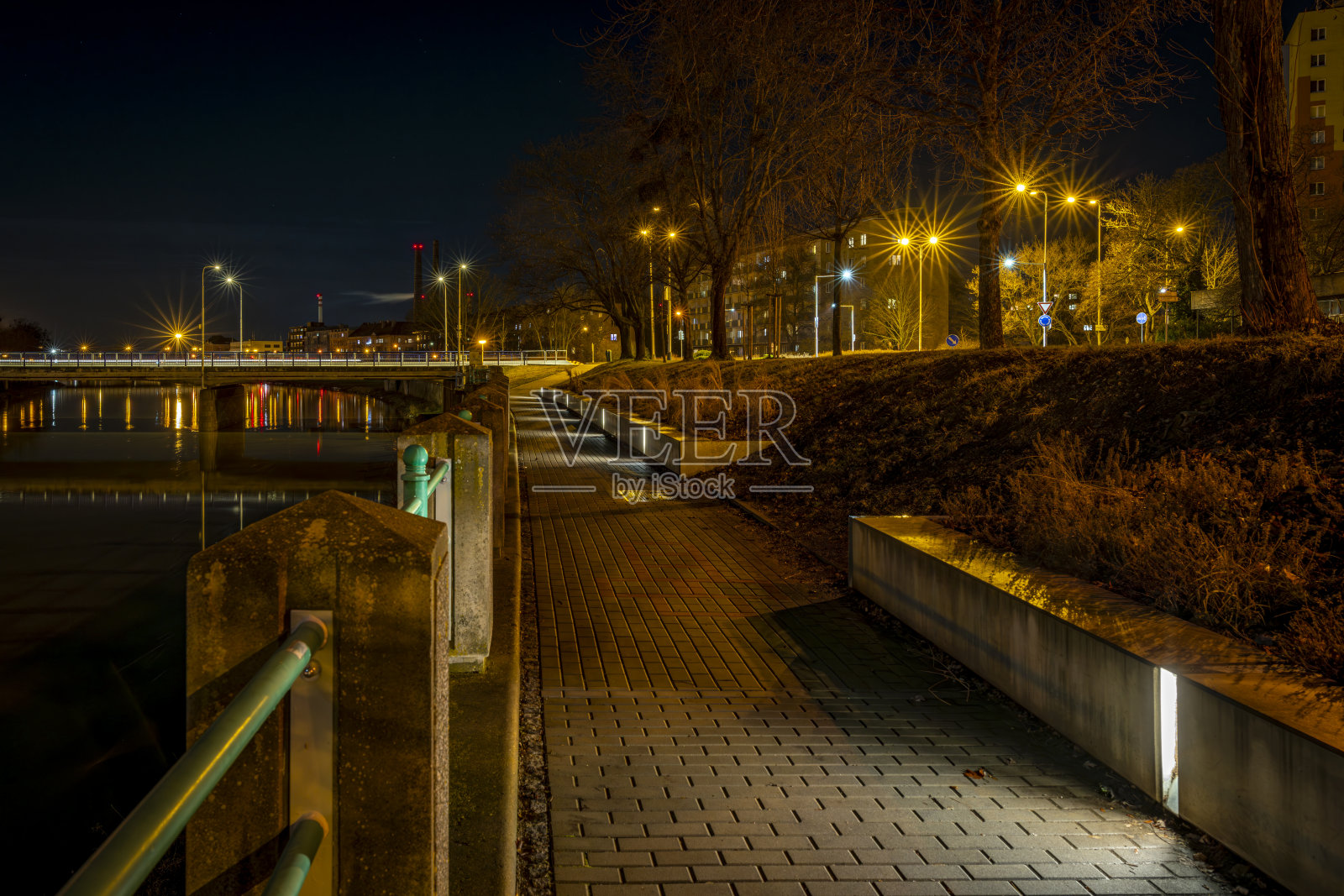 贝赫瓦河在冬季无雪的夜晚在普雷夫夫cz01 24 2024照片摄影图片