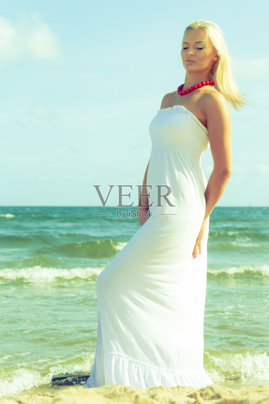 Girl posing in front of sea照片摄影图片