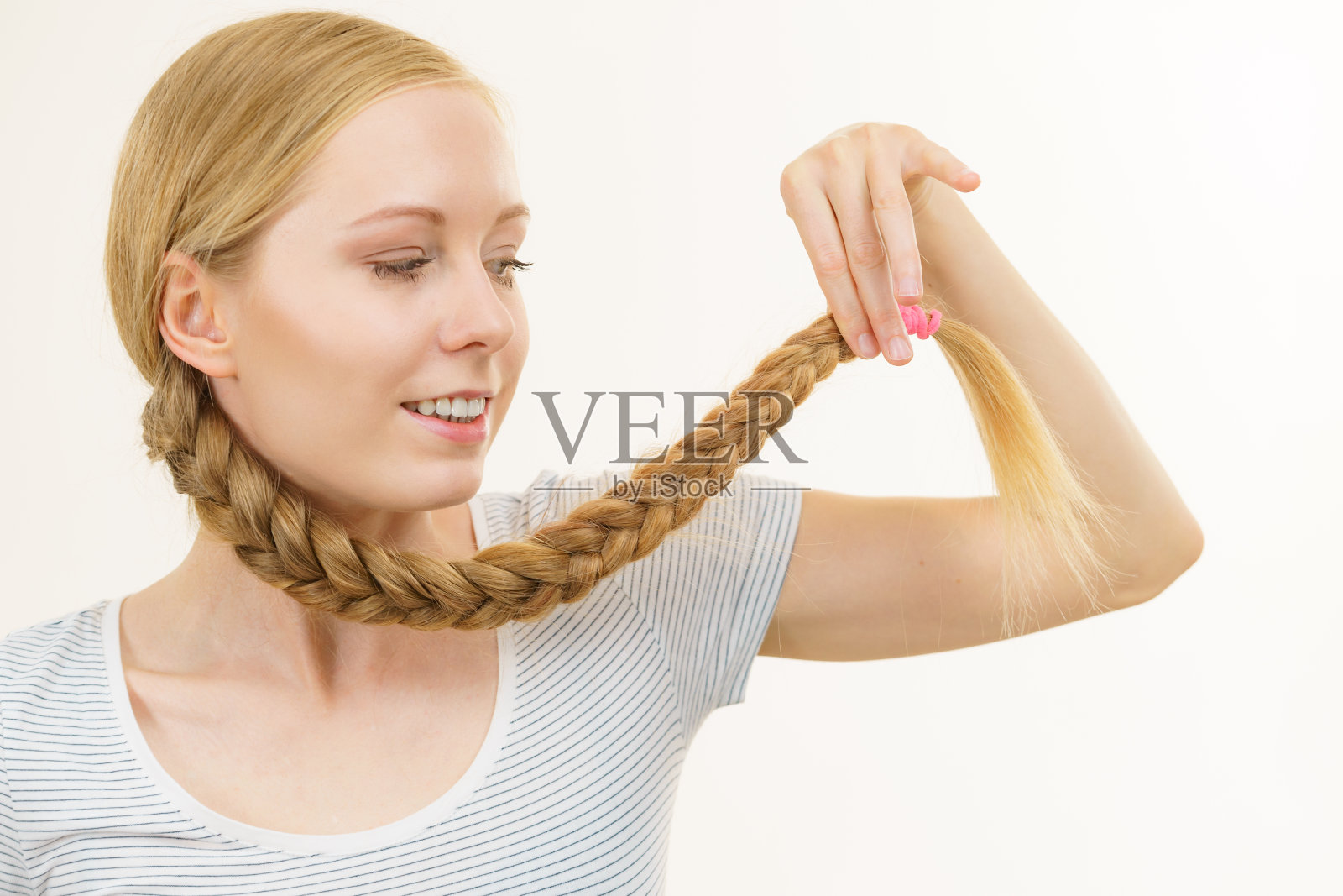 金发女孩，扎着辫子照片摄影图片