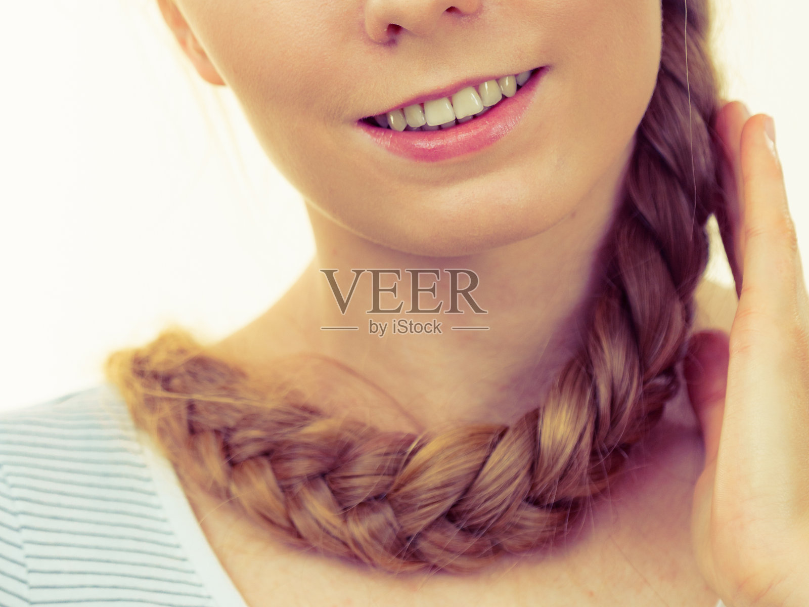 金发女孩，扎着辫子照片摄影图片