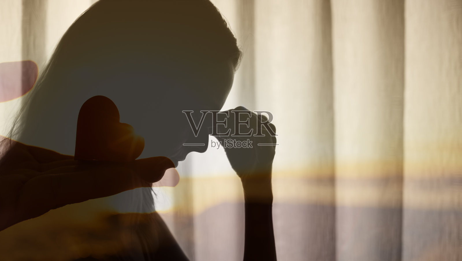 强调女人。的关系问题。照片摄影图片