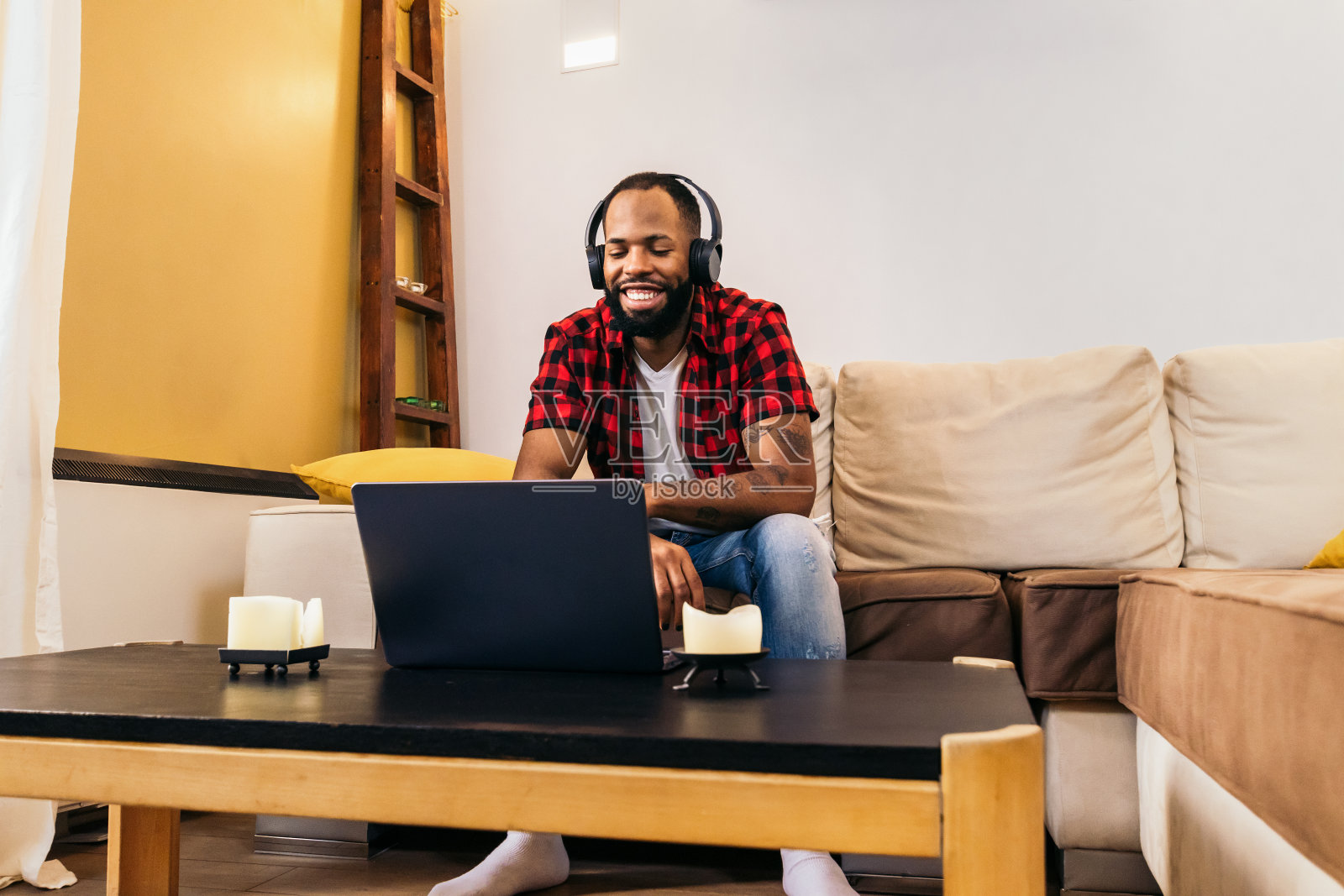 非裔美国人在家里用笔记本电脑进行工作视频通话照片摄影图片