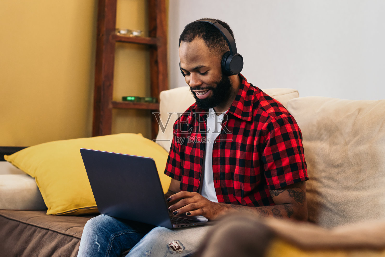 非裔美国人在家用笔记本电脑远程办公照片摄影图片