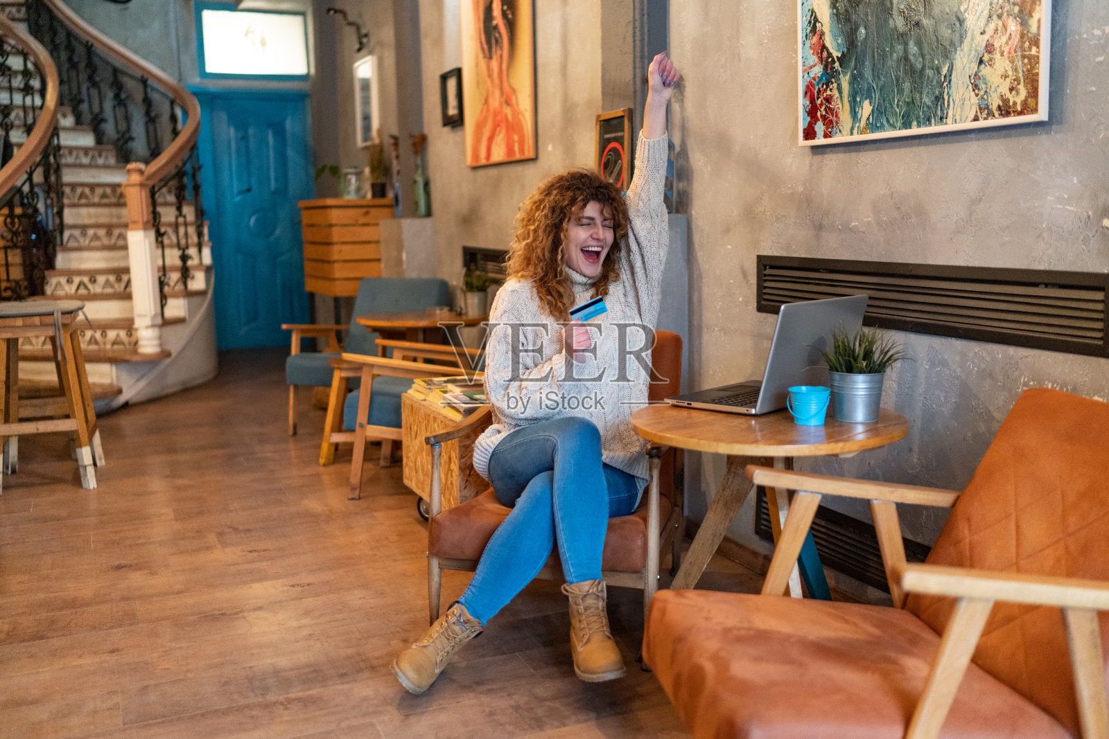 快乐的年轻女子在网上购物照片摄影图片