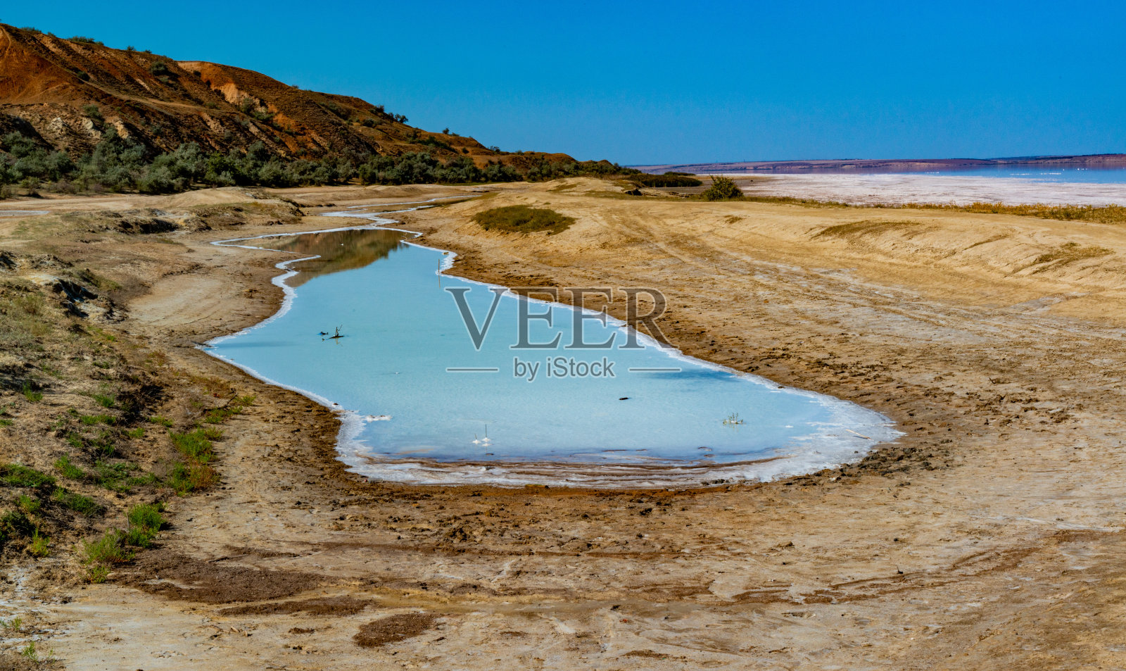 高盐库亚尔尼克河口。靠近水库岸边的咸水湖照片摄影图片