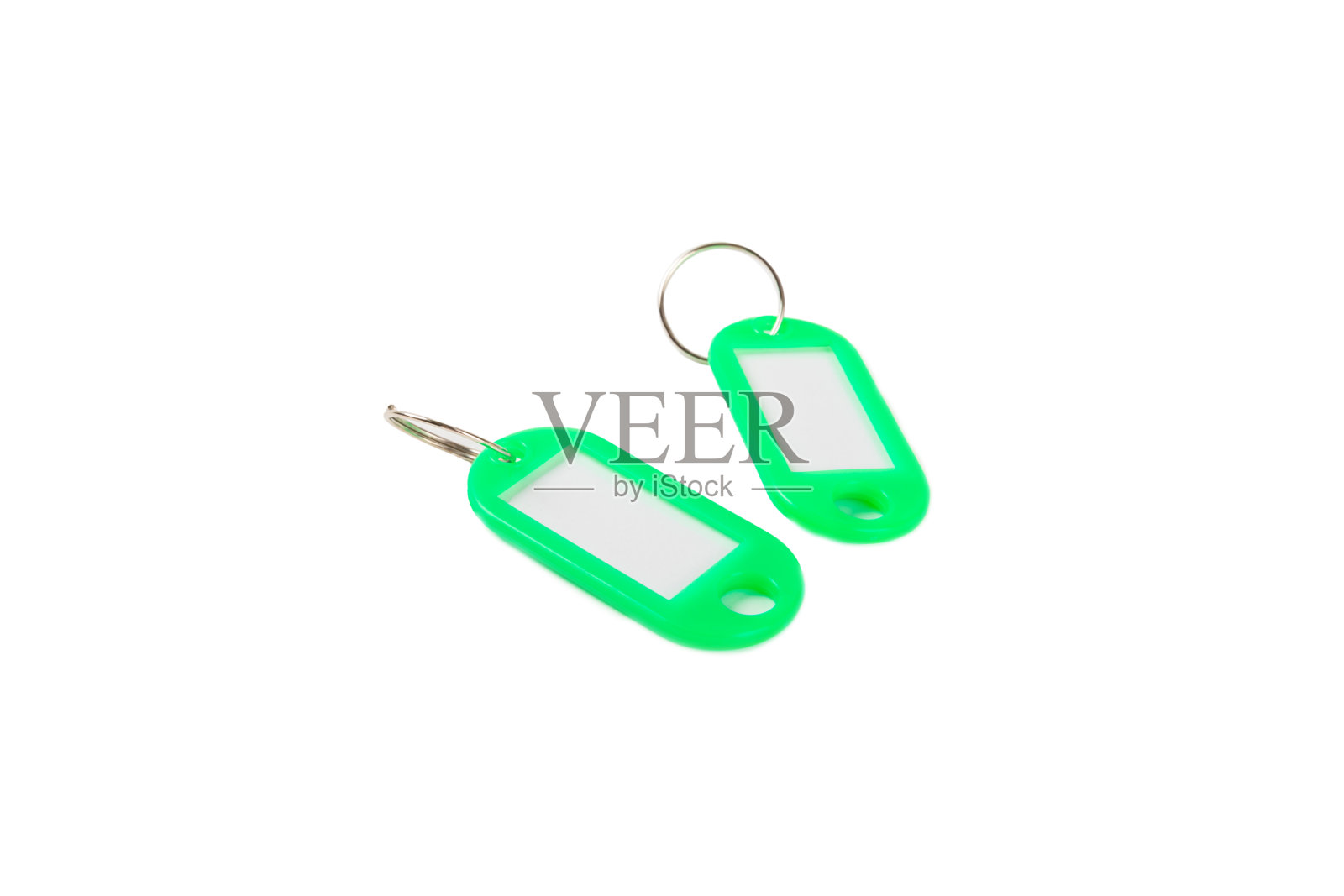 不同颜色的塑料钥匙链，在白色背景上有一个签名的地方。一串带钥匙链的钥匙，孤立在怀特街。模型钥匙扣。照片摄影图片