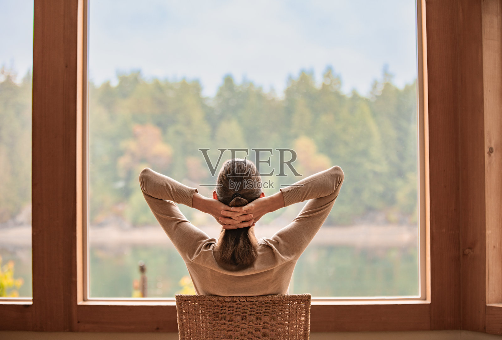 女人放松，欣赏窗外的美景。照片摄影图片