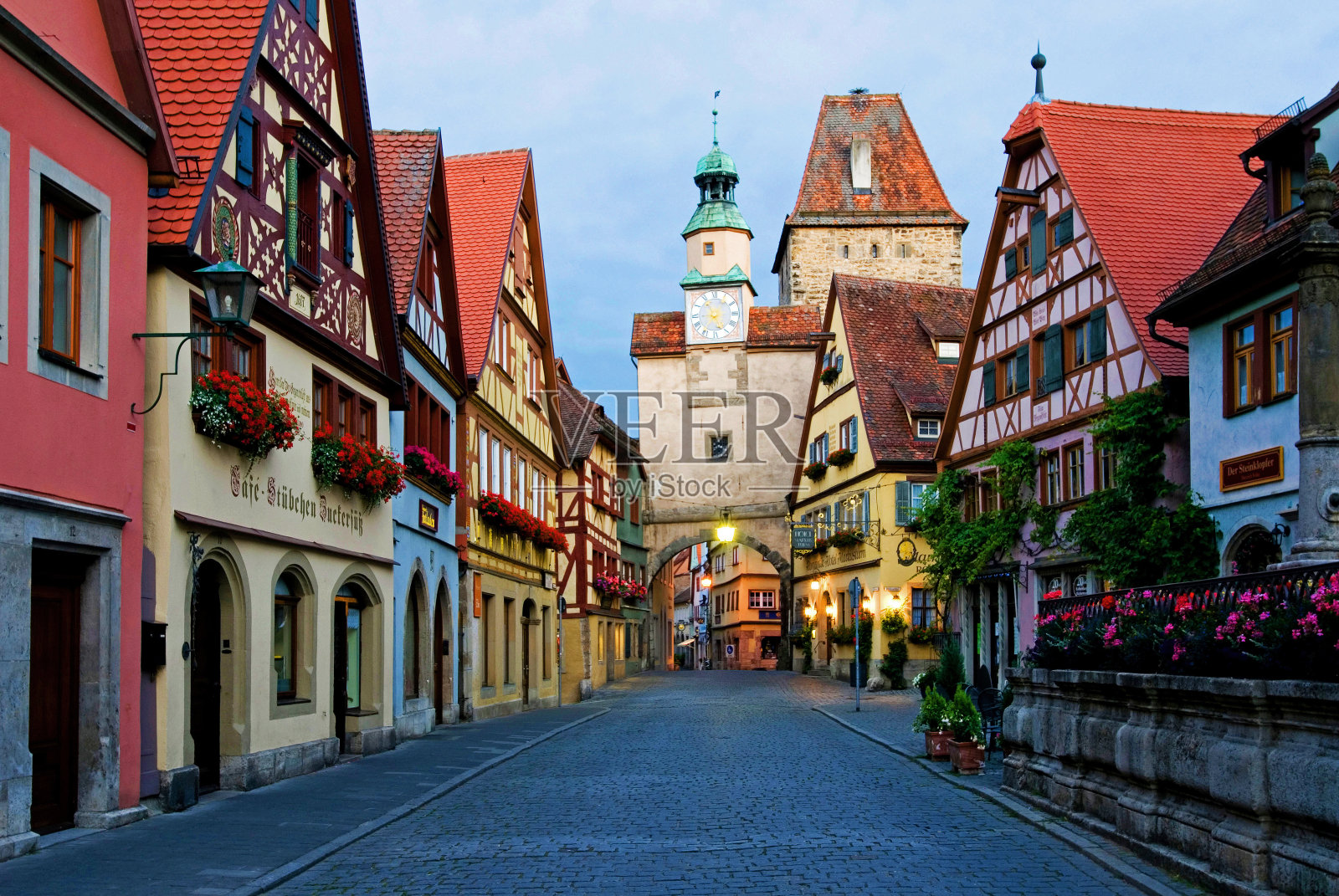 欧洲，德国，巴伐利亚，Rothenburg ob der Tauber，蓝色时间，傍晚，有半木结构的老房子和老城门的城镇景观照片摄影图片