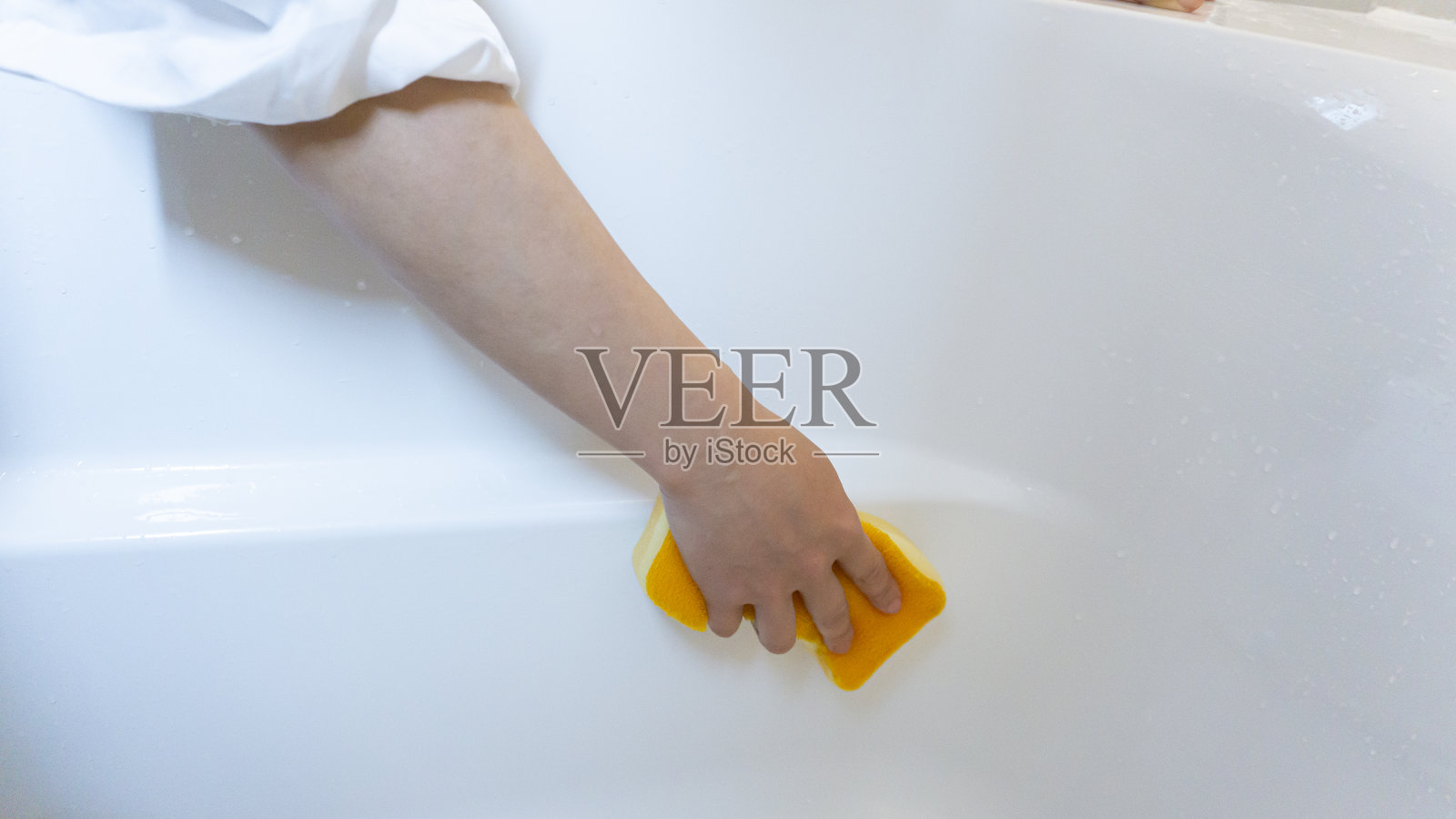 打扫浴室的人照片摄影图片
