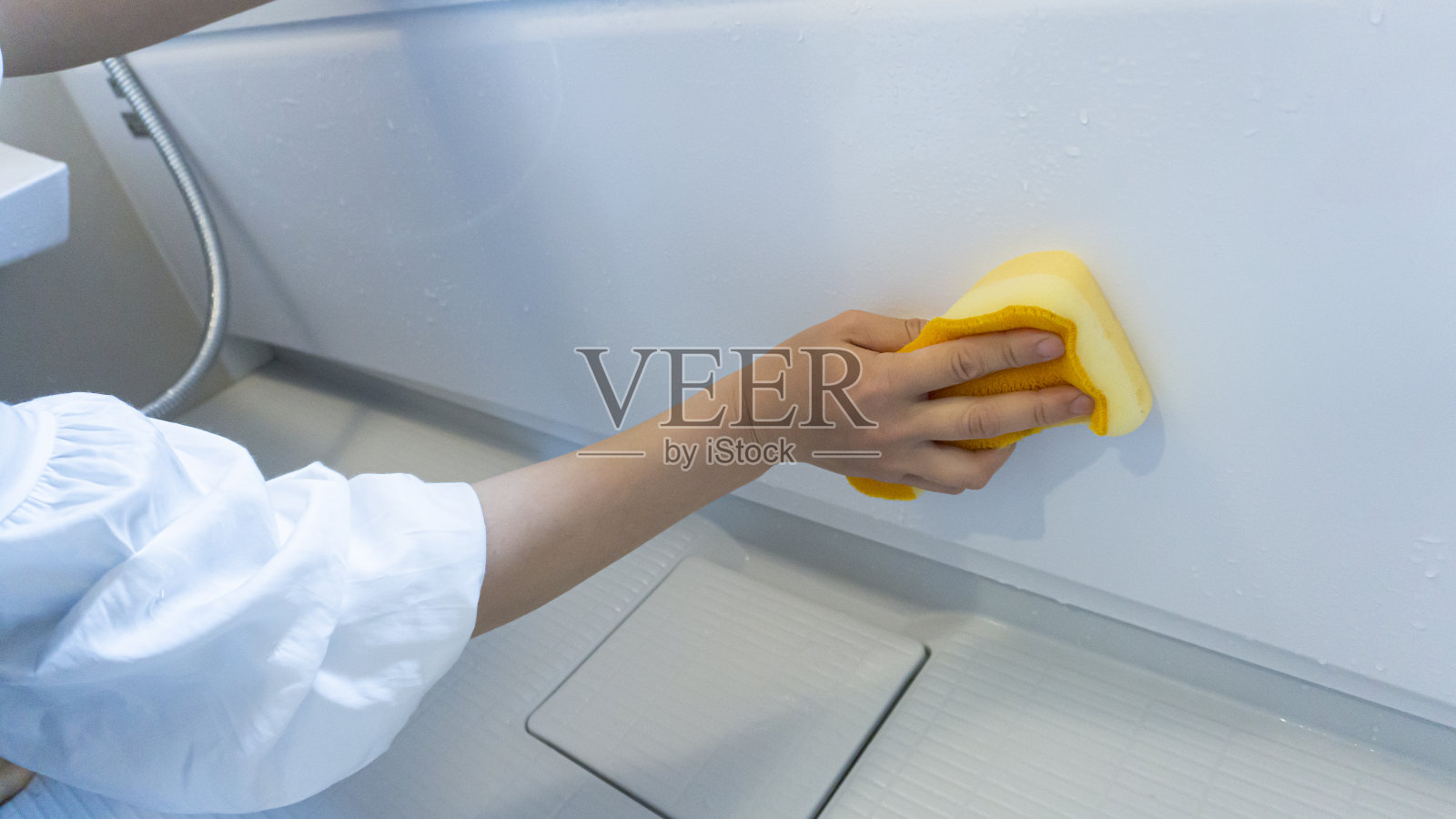 打扫浴室的人照片摄影图片