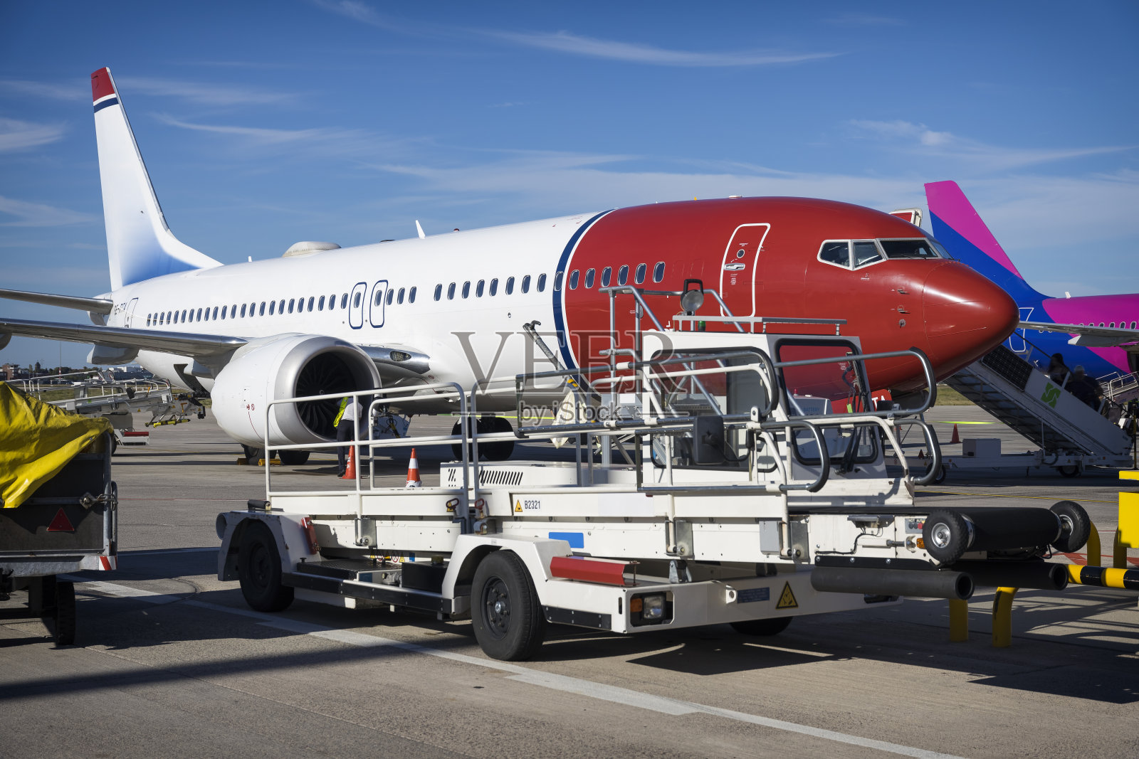 假期在德国-飞机波音737-max在柏林机场照片摄影图片