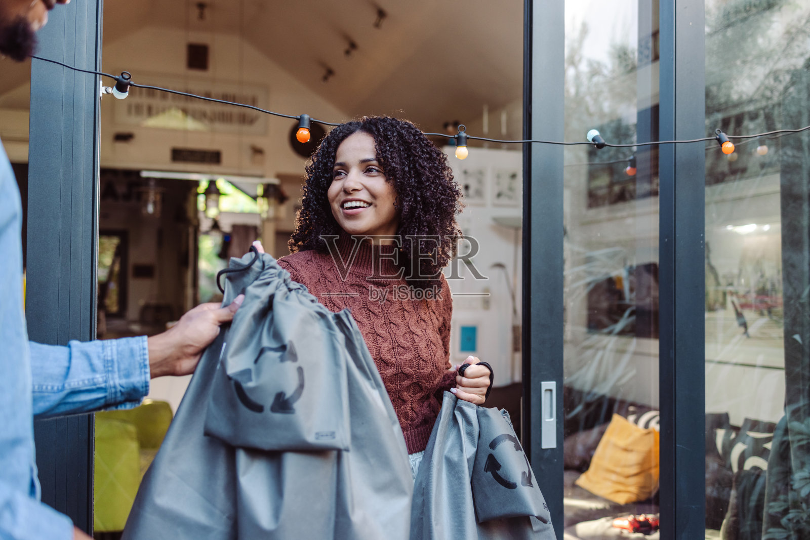 在城市里负责任的生活照片摄影图片