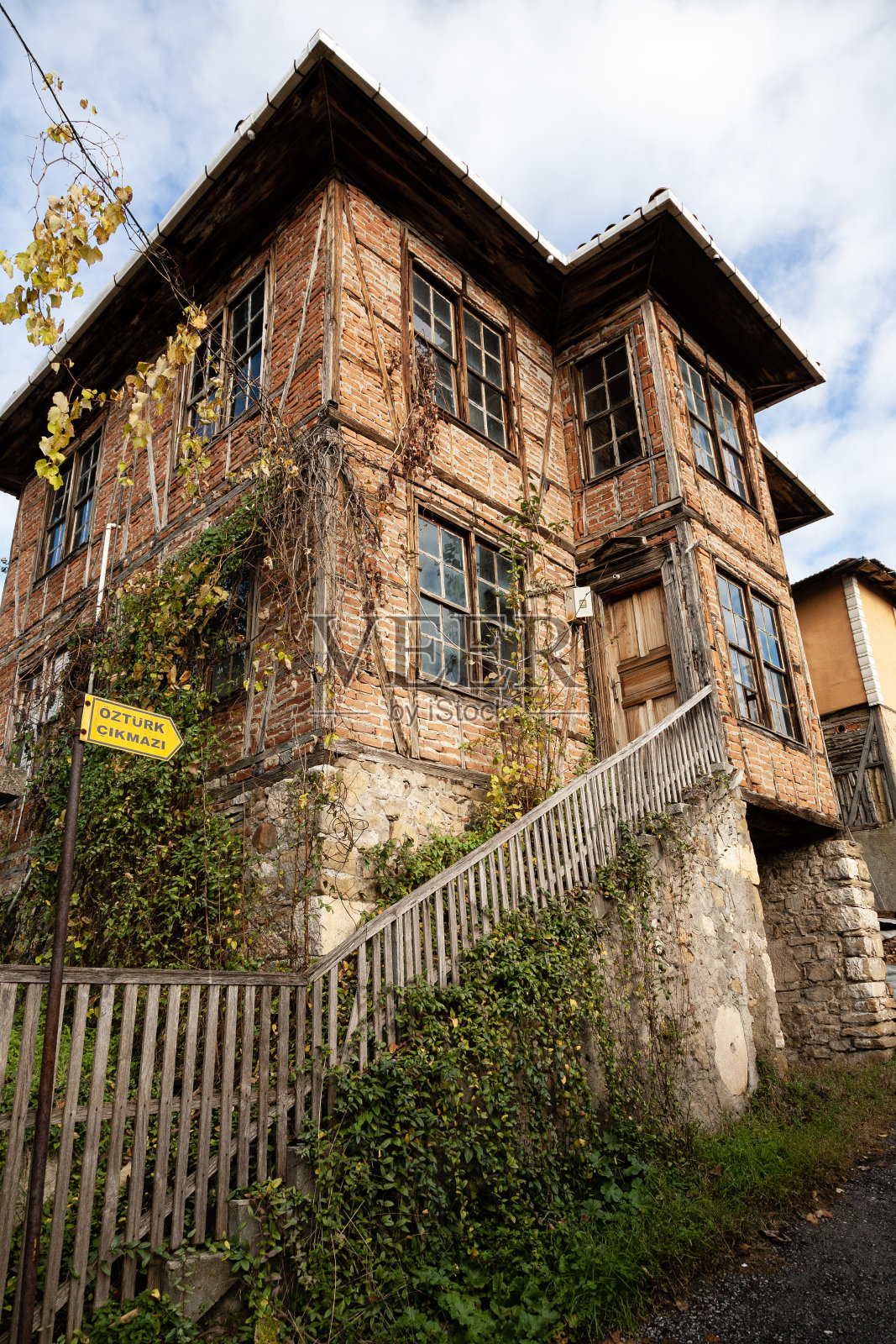 传统的房子在Konuralp, d<s:1> zce, trkiye。照片摄影图片