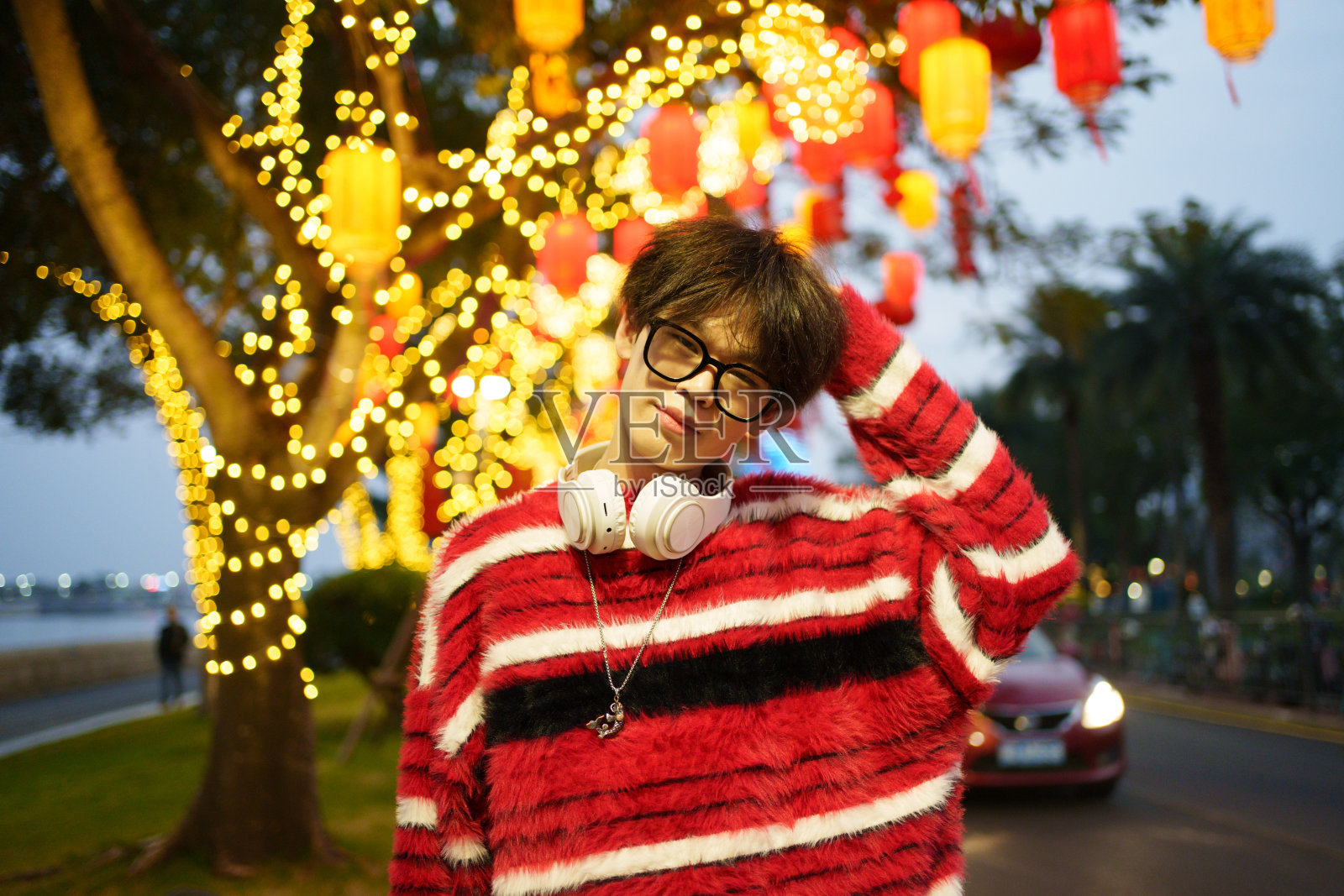 一名亚洲男子正在享受中国新年假期照片摄影图片