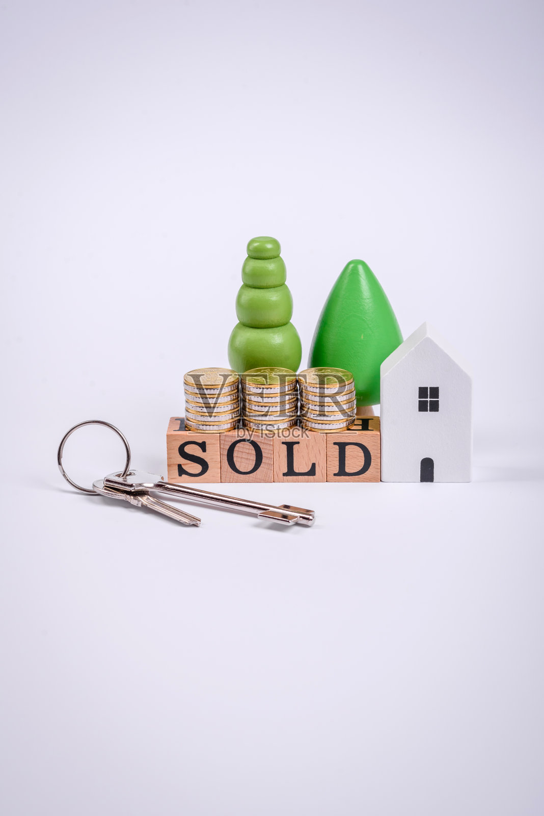 碑文“Sold”是用木块做成的，背景是普通的照片摄影图片