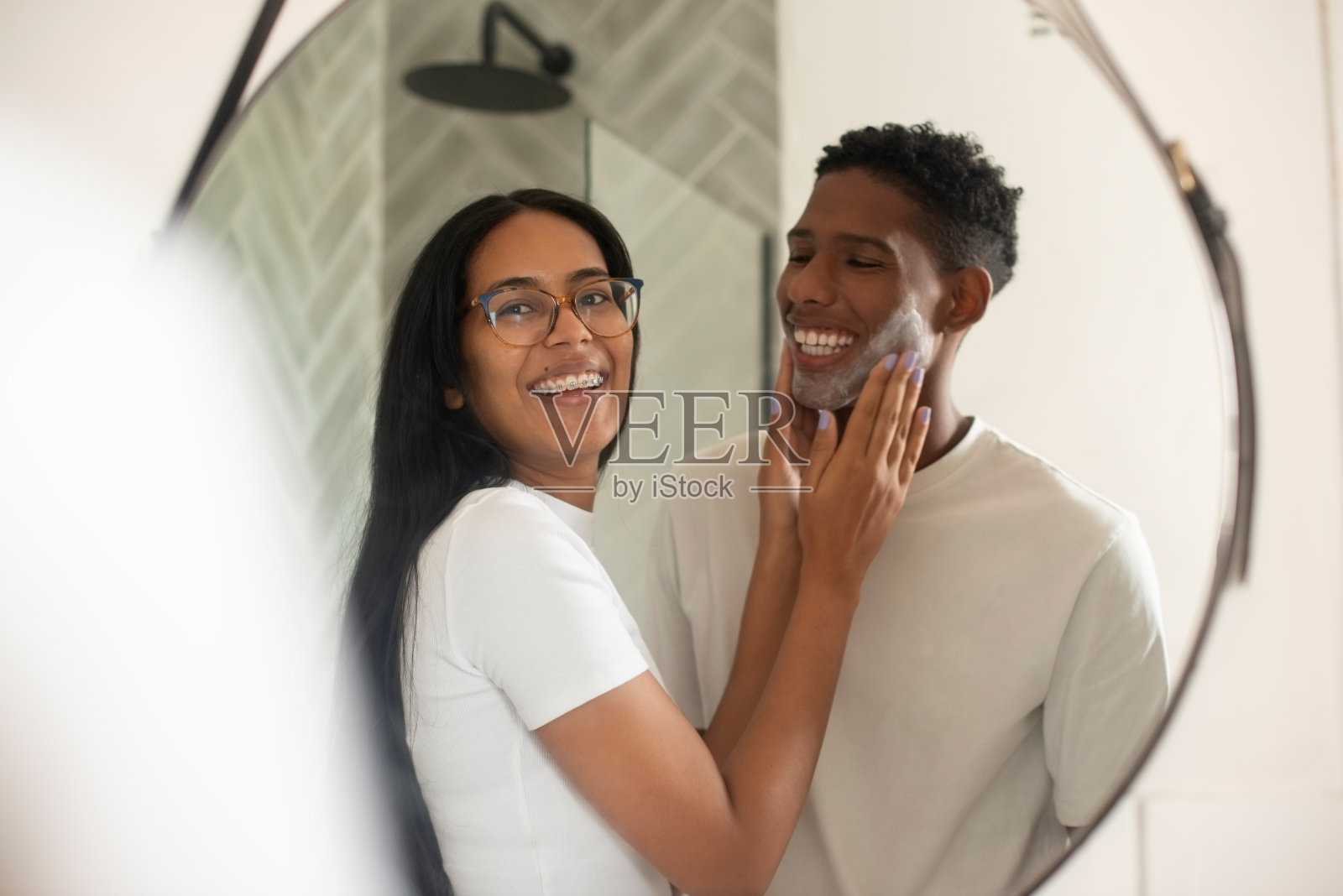 夫妇、妇女和清洁胡须的浴室，面部卫生支持，健康或剃须。幸福的伙伴关系，镜子和镜子，早上一起做皮肤美容，肥皂或爱照片摄影图片