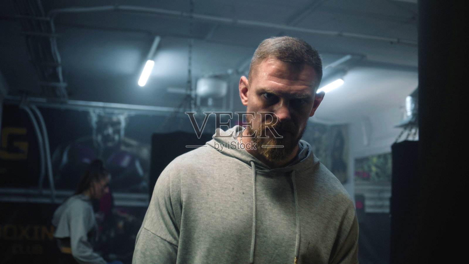 拳击中的男拳击手包扎训练和击打沙袋照片摄影图片