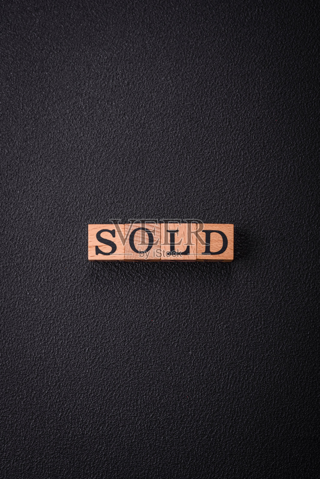 碑文“Sold”是用木块做成的，背景是普通的照片摄影图片