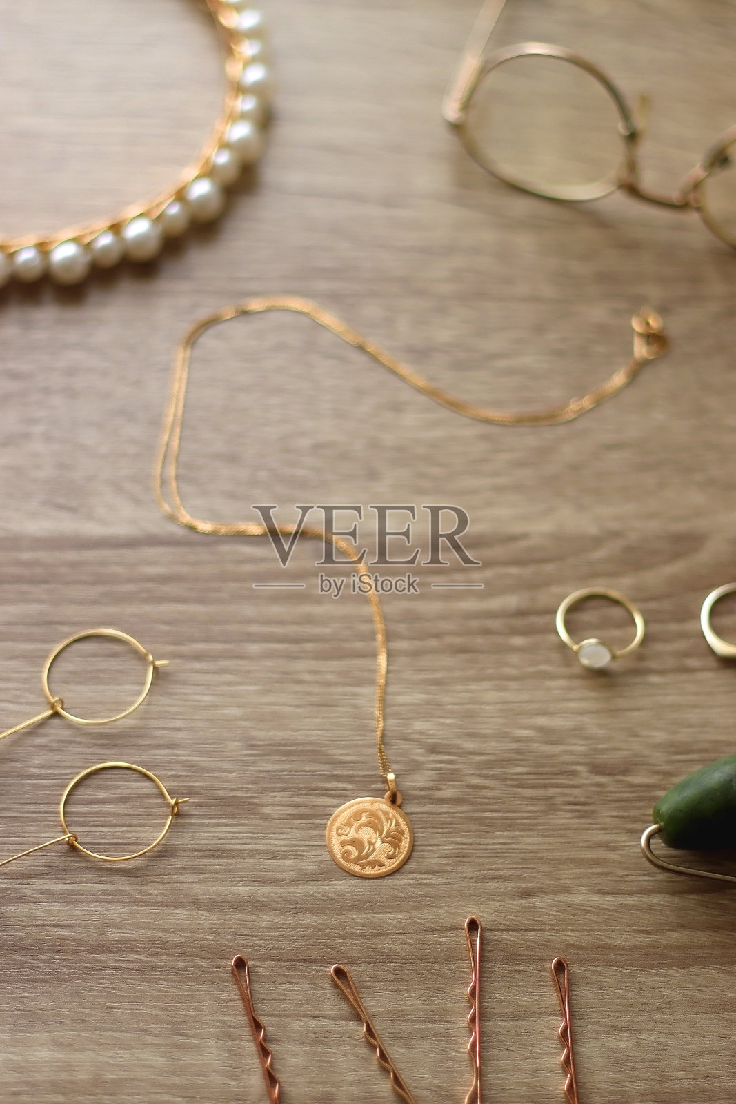 各种黄金和珍珠配件照片摄影图片