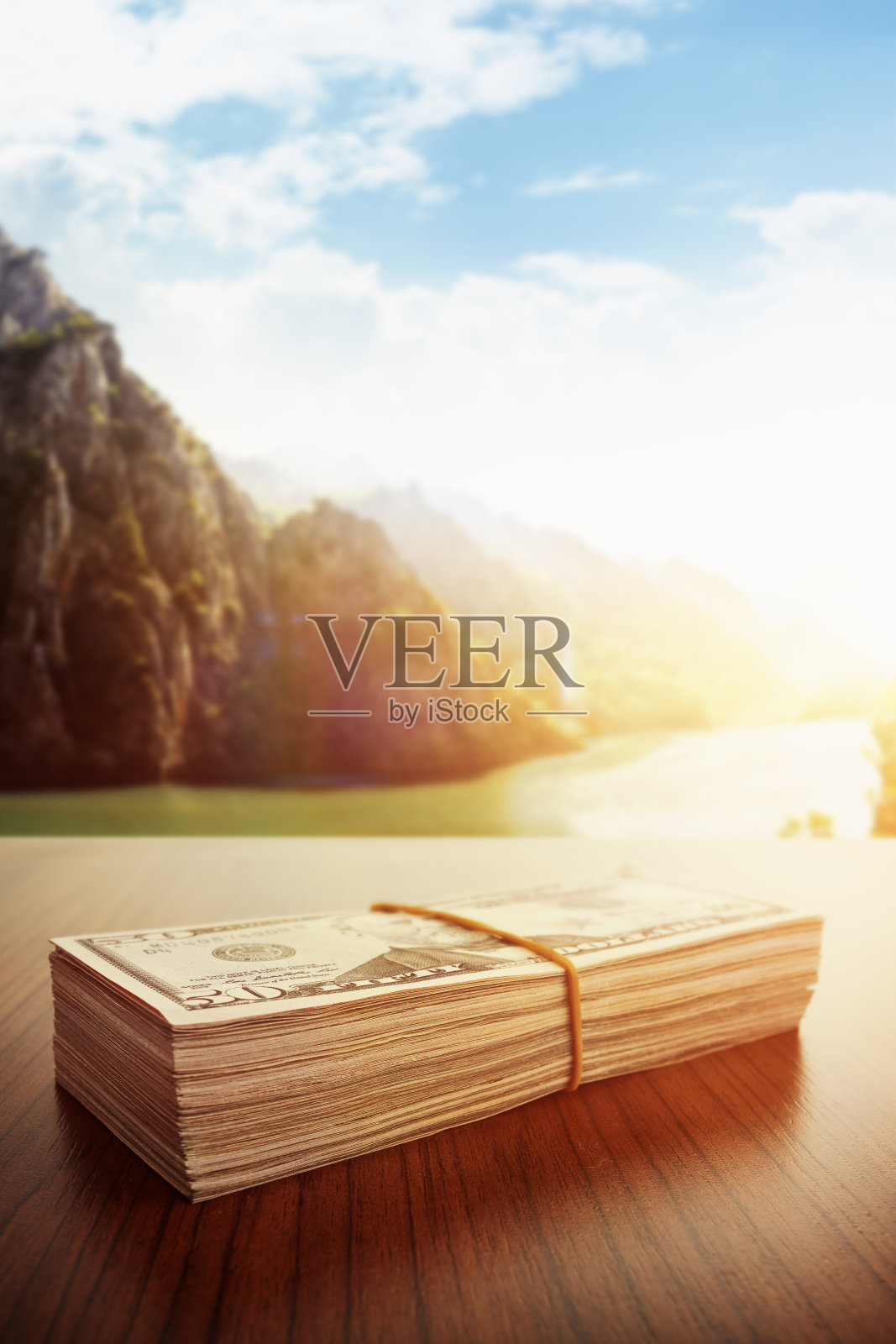 桌子上一堆美元钞票照片摄影图片