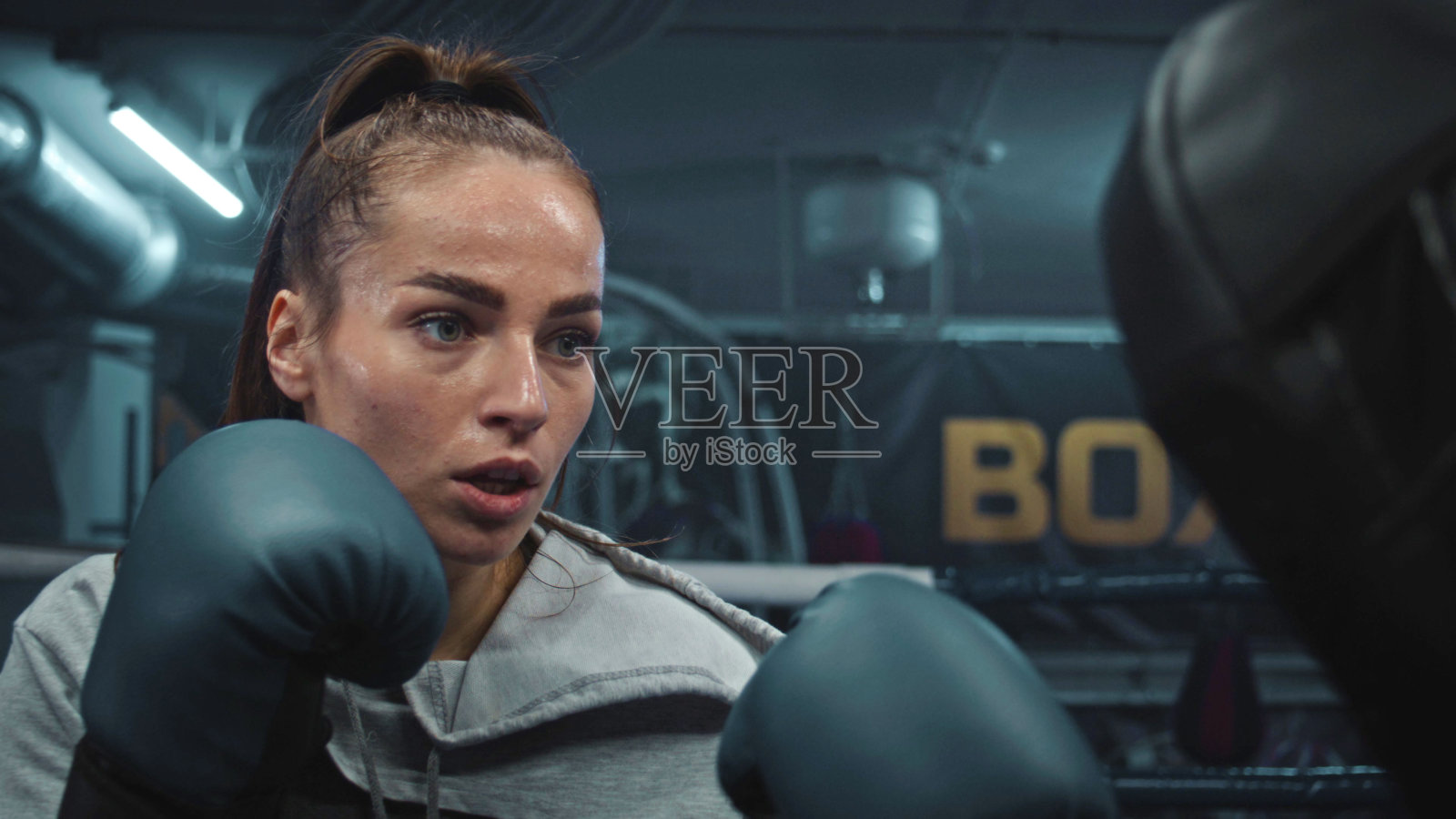 运动员在训练时击打拳击手套的特写照片摄影图片