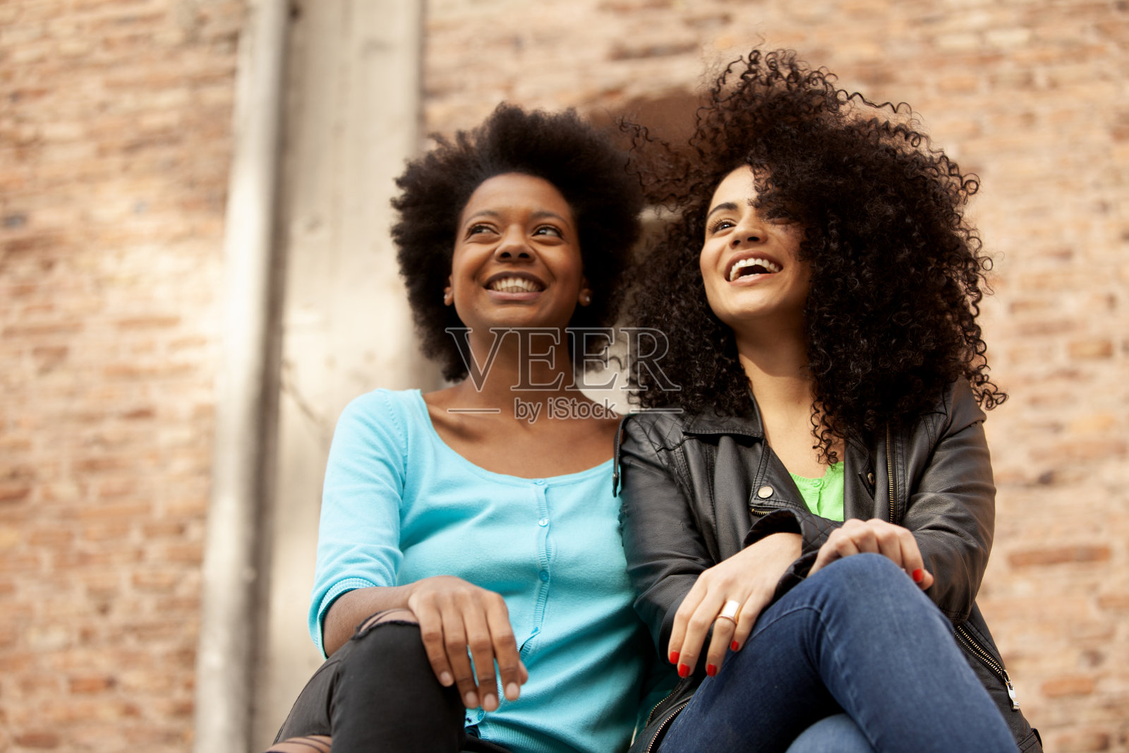 年轻快乐的朋友在户外玩耍照片摄影图片