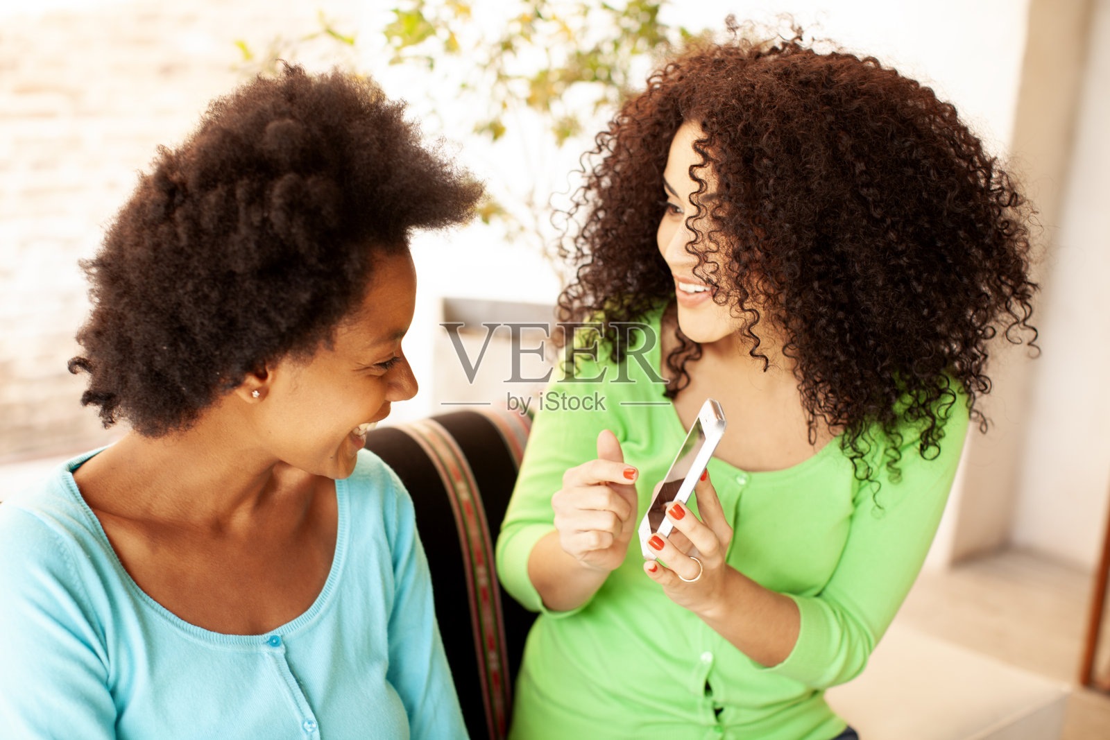 年轻快乐的朋友在玩手机照片摄影图片