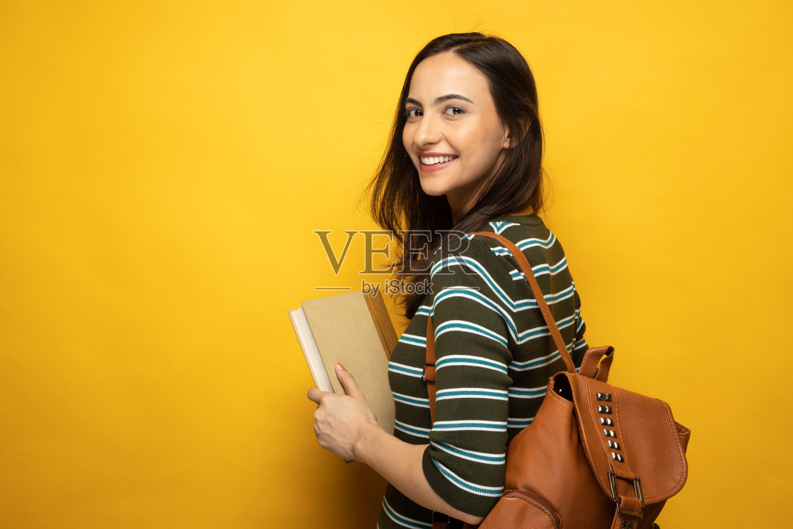 女大学生的肖像在黄色背景股票照片照片摄影图片