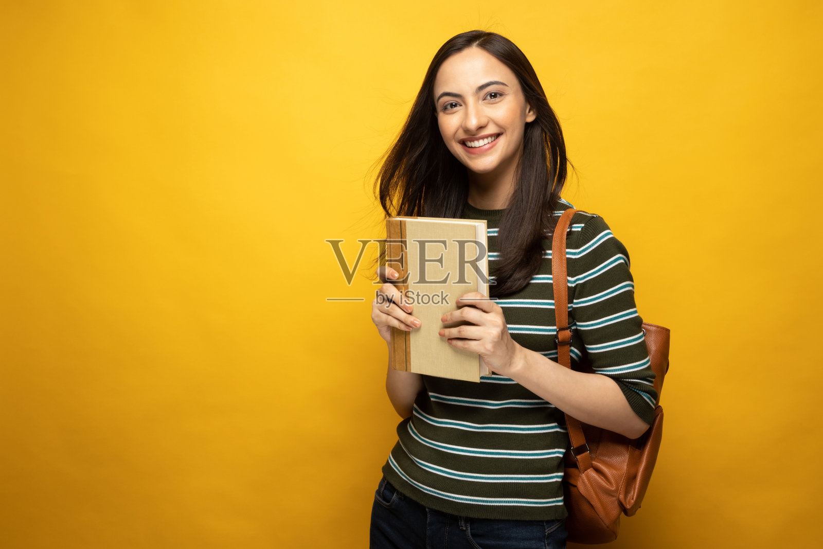 女大学生的肖像在黄色背景股票照片照片摄影图片