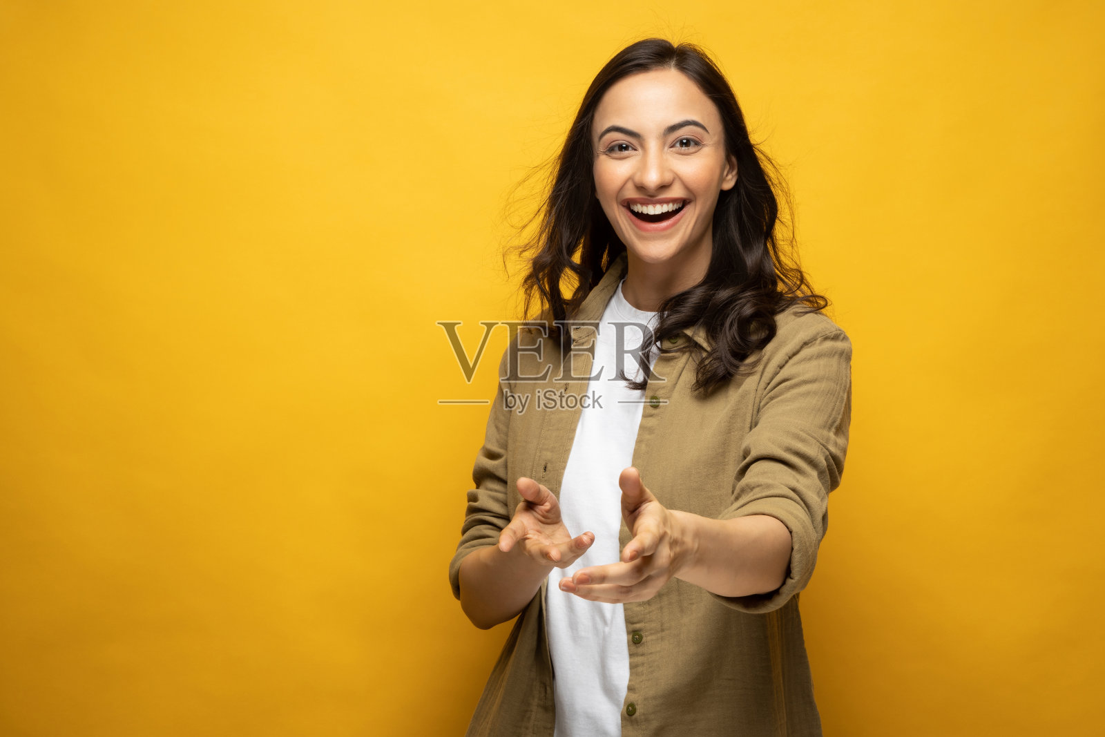 照片的年轻女孩站孤立的黄色背景股票照片照片摄影图片