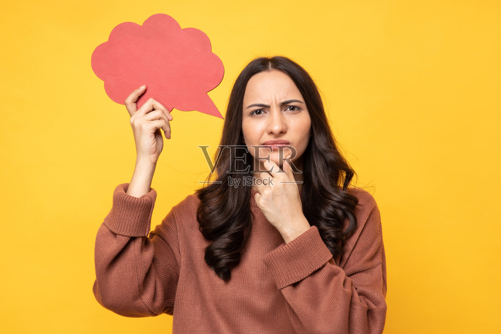 照片的年轻女子在冬天穿着抱着泡沫的思想孤立的黄色背景股票照片照片摄影图片