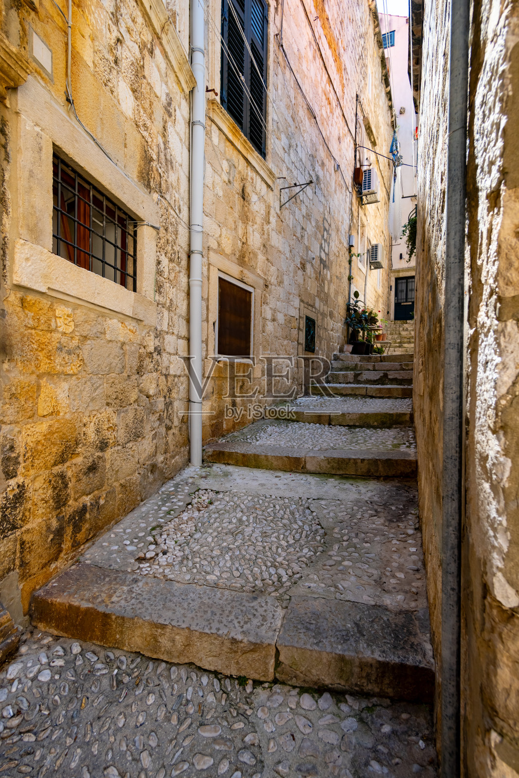 克罗地亚杜布罗夫尼克老城街景，中世纪欧洲建筑，历史城市狭窄的街道，穿越巴尔干半岛的概念照片摄影图片