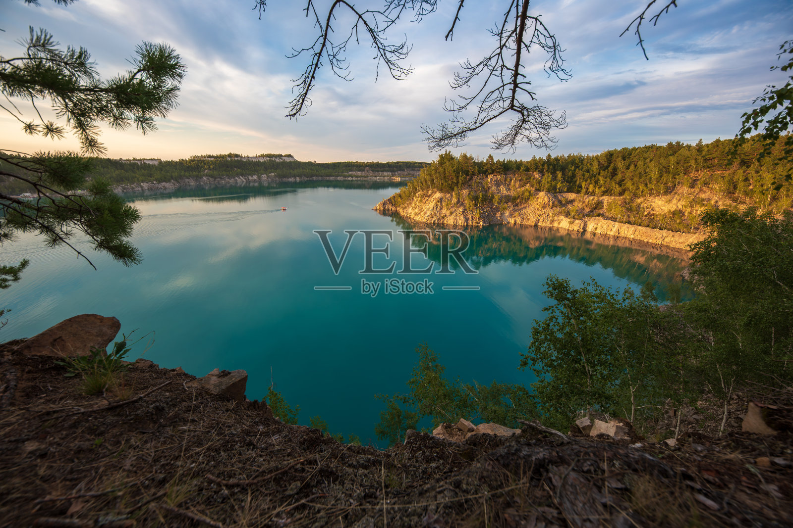 美丽的湖景与绿松石水在一个阳光明媚的夏日照片摄影图片