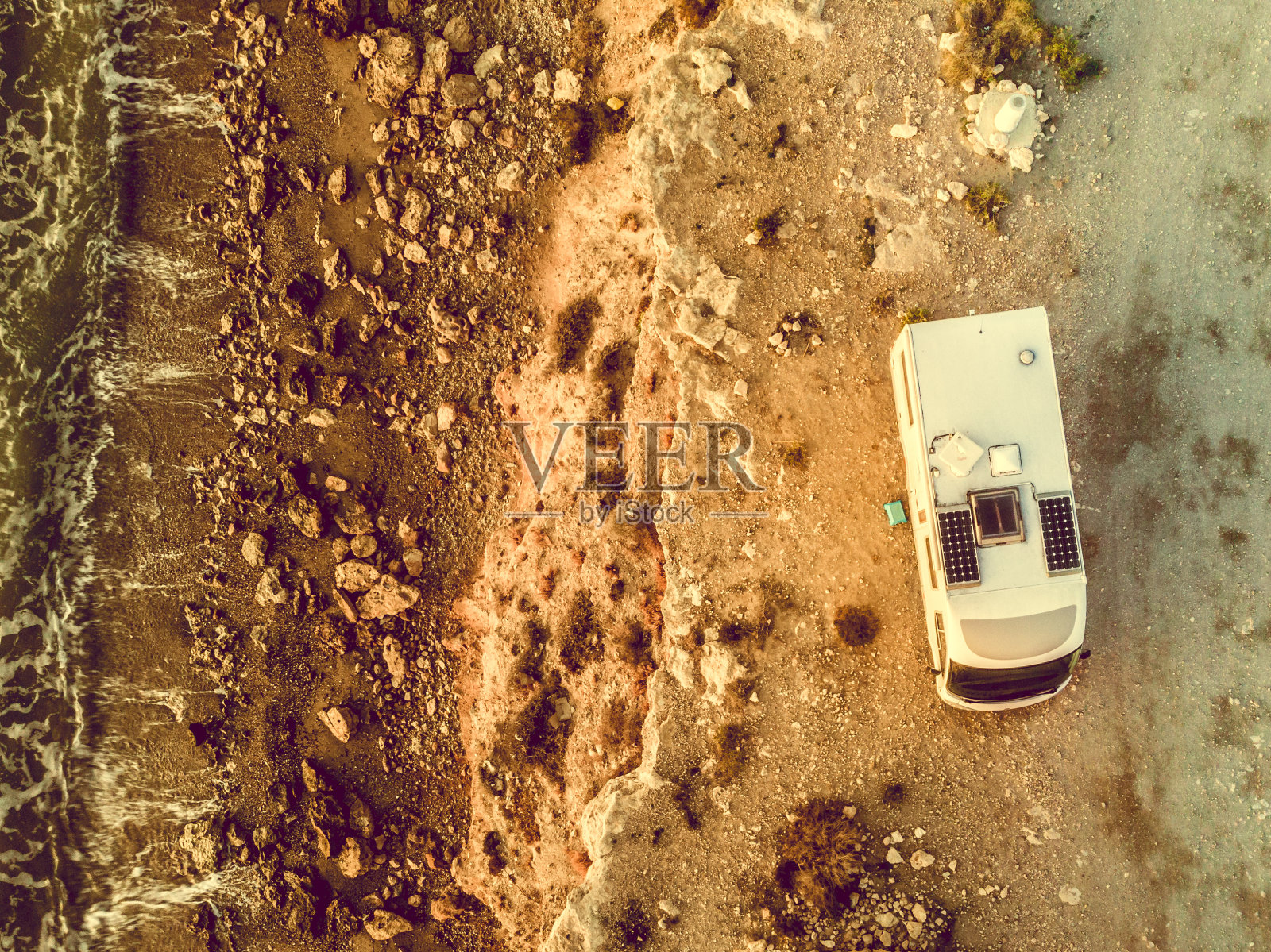 房车在西班牙岩石海岸。鸟瞰图照片摄影图片