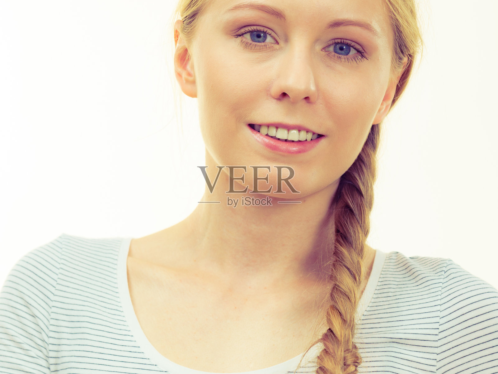 一头辫子的金发女孩的肖像照片摄影图片