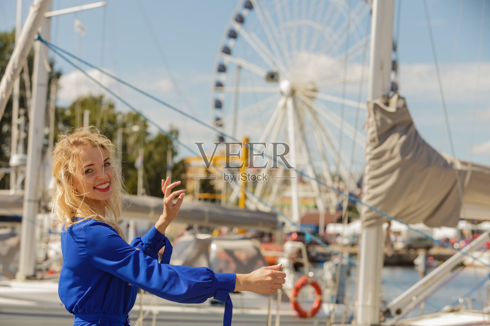 穿着蓝色海军蓝衬衫的时装模特照片摄影图片