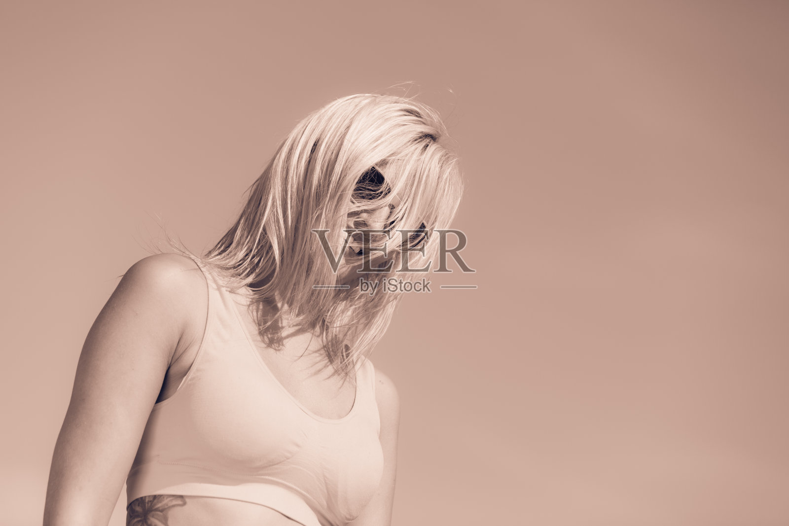 海滩上的小女孩。照片摄影图片