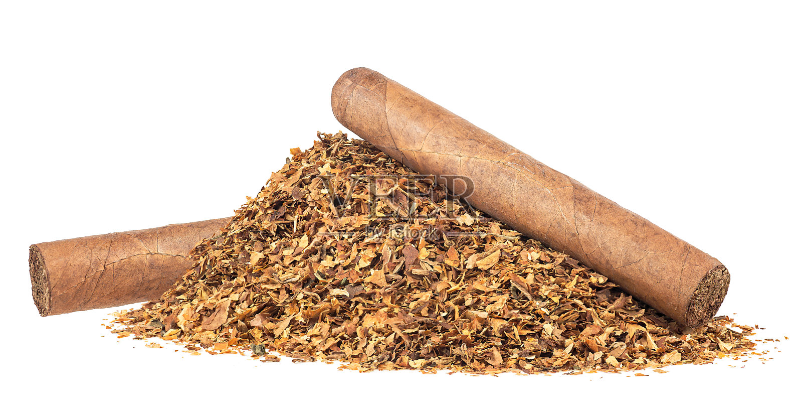 一堆干烟叶和棕色雪茄孤立在一个白色的背景。豪华手工雪茄。照片摄影图片