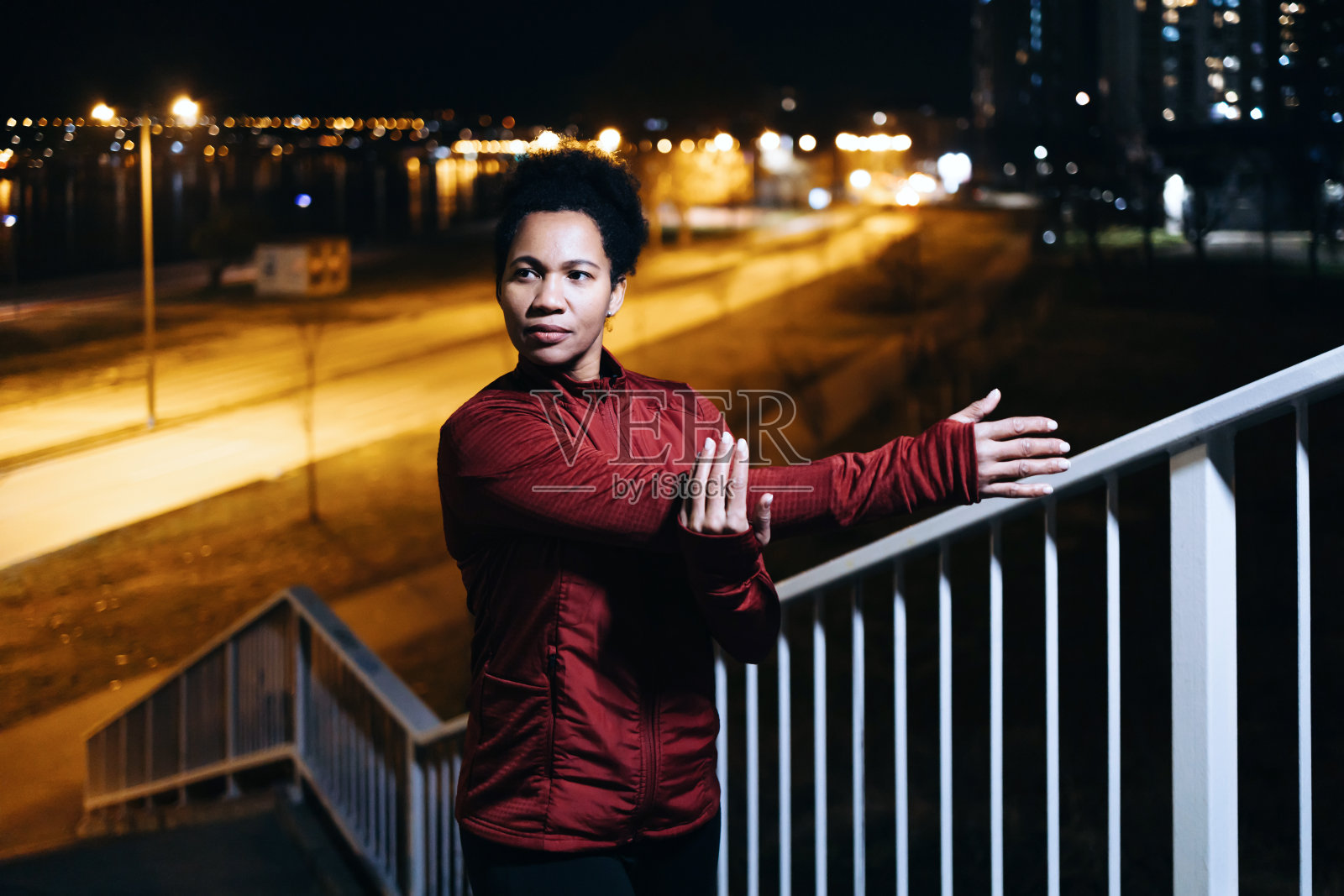 桥牌训练从晚上的伸展运动开始照片摄影图片