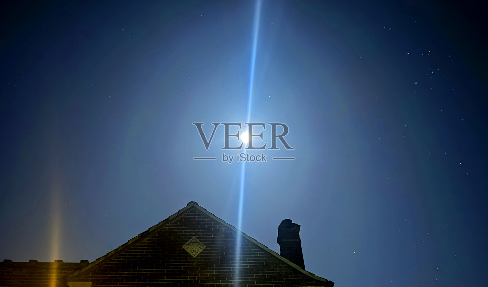 夜晚的屋顶照片摄影图片