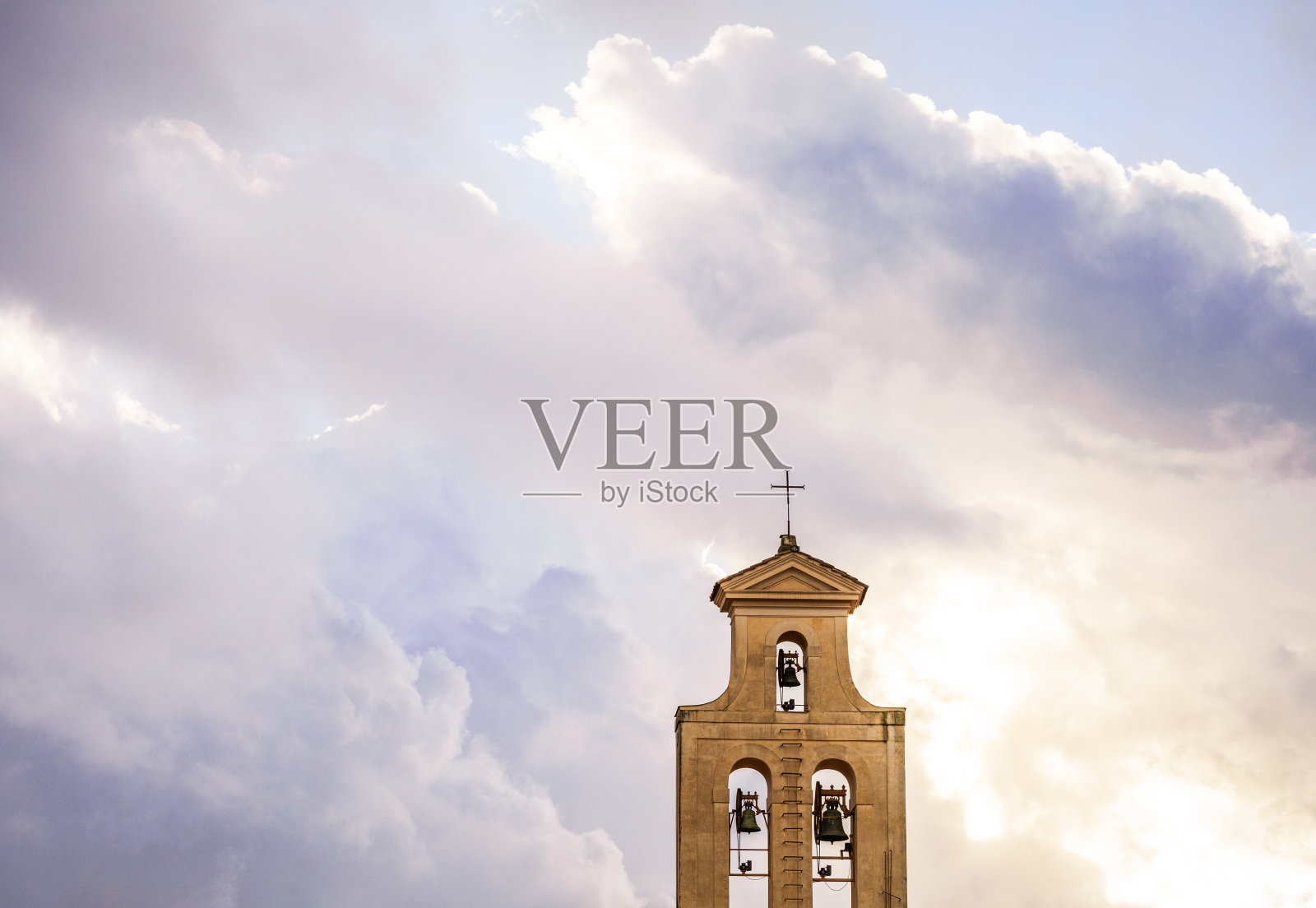 教堂钟楼上壮观的天空照片摄影图片