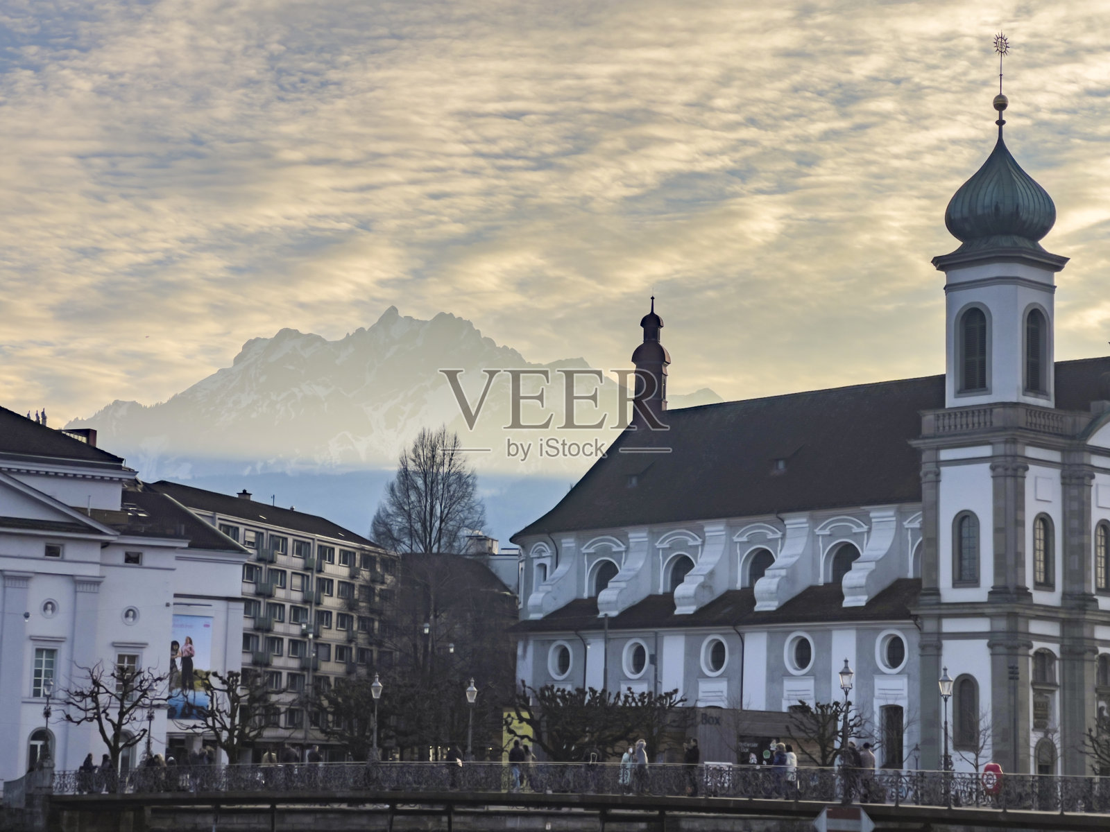 阿尔卑斯山前的耶稣会教堂。照片摄影图片