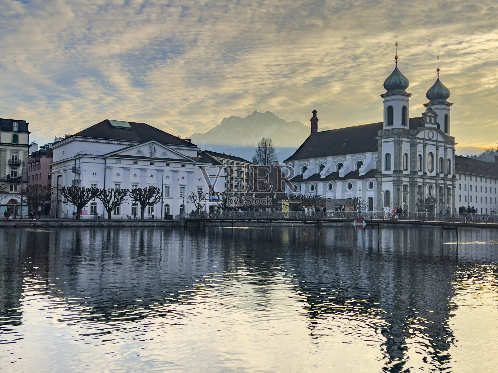 卢塞恩耶稣会教堂。照片摄影图片