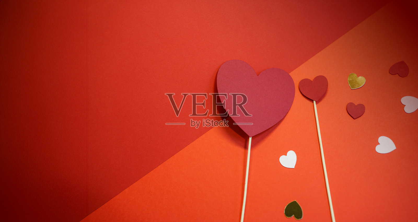 剪纸用一个纸心。照片摄影图片