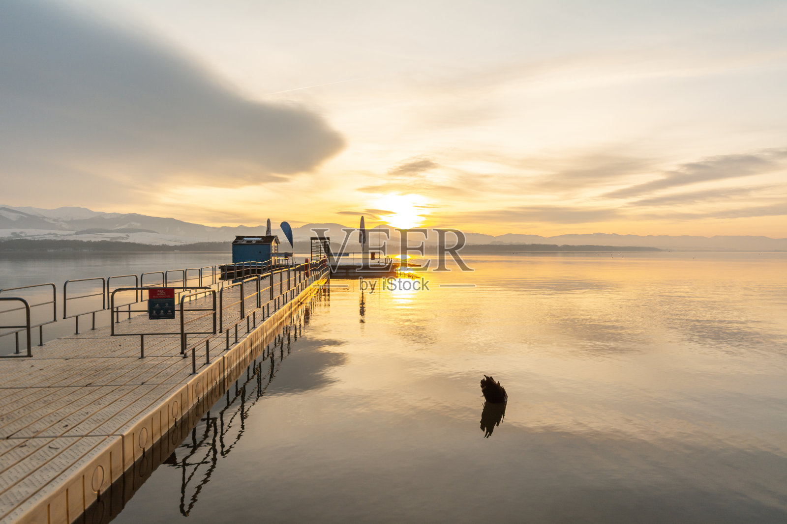 日落在利普托夫斯卡马拉水库，斯洛伐克。照片摄影图片