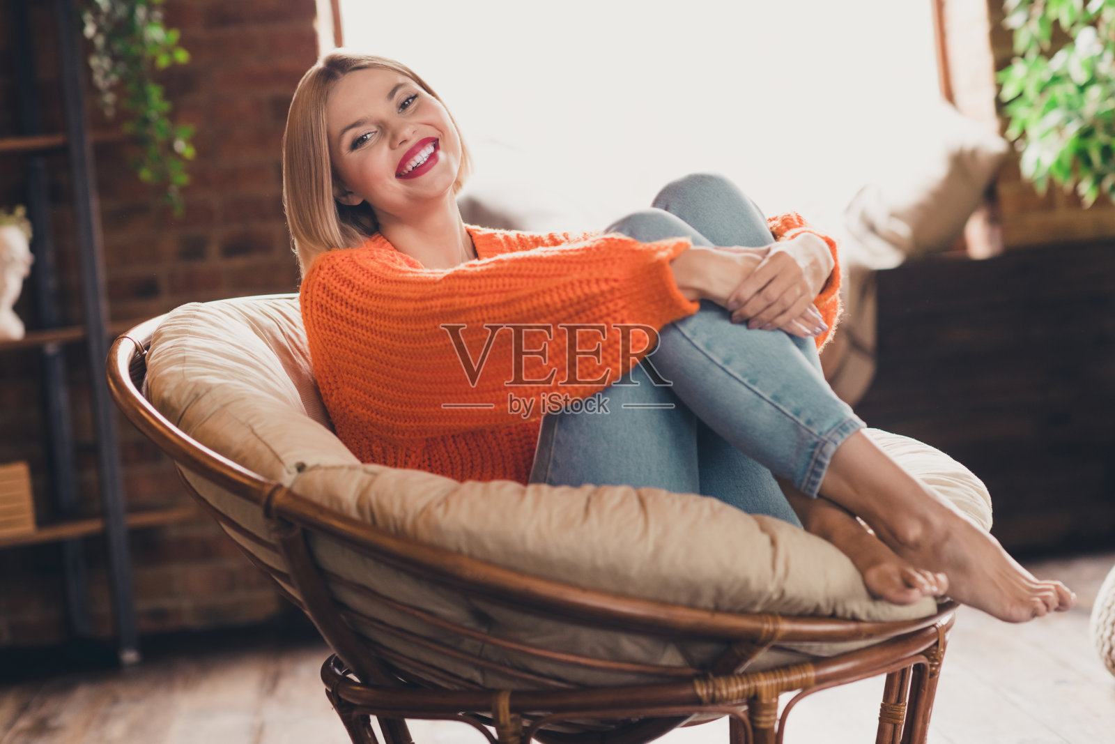 可爱的积极女孩的全尺寸肖像坐在扶手椅有好心情的自由时间寒冷的早晨flat里面照片摄影图片